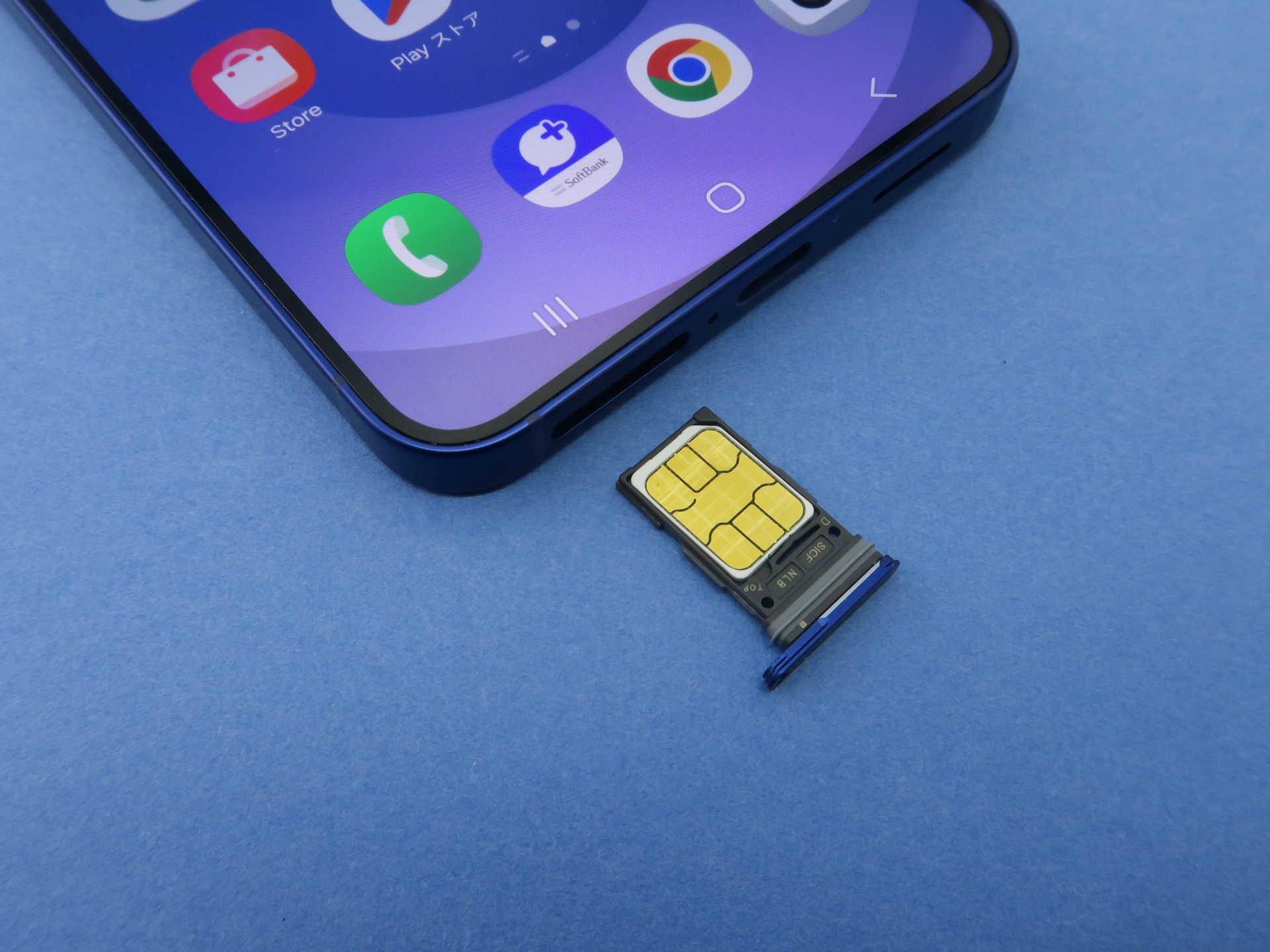 「Galaxy S25」の本体下部の左側にはピンで取出すタイプのSIMカードトレイを備える。nanoSIMカードを1枚のみ、装着可能