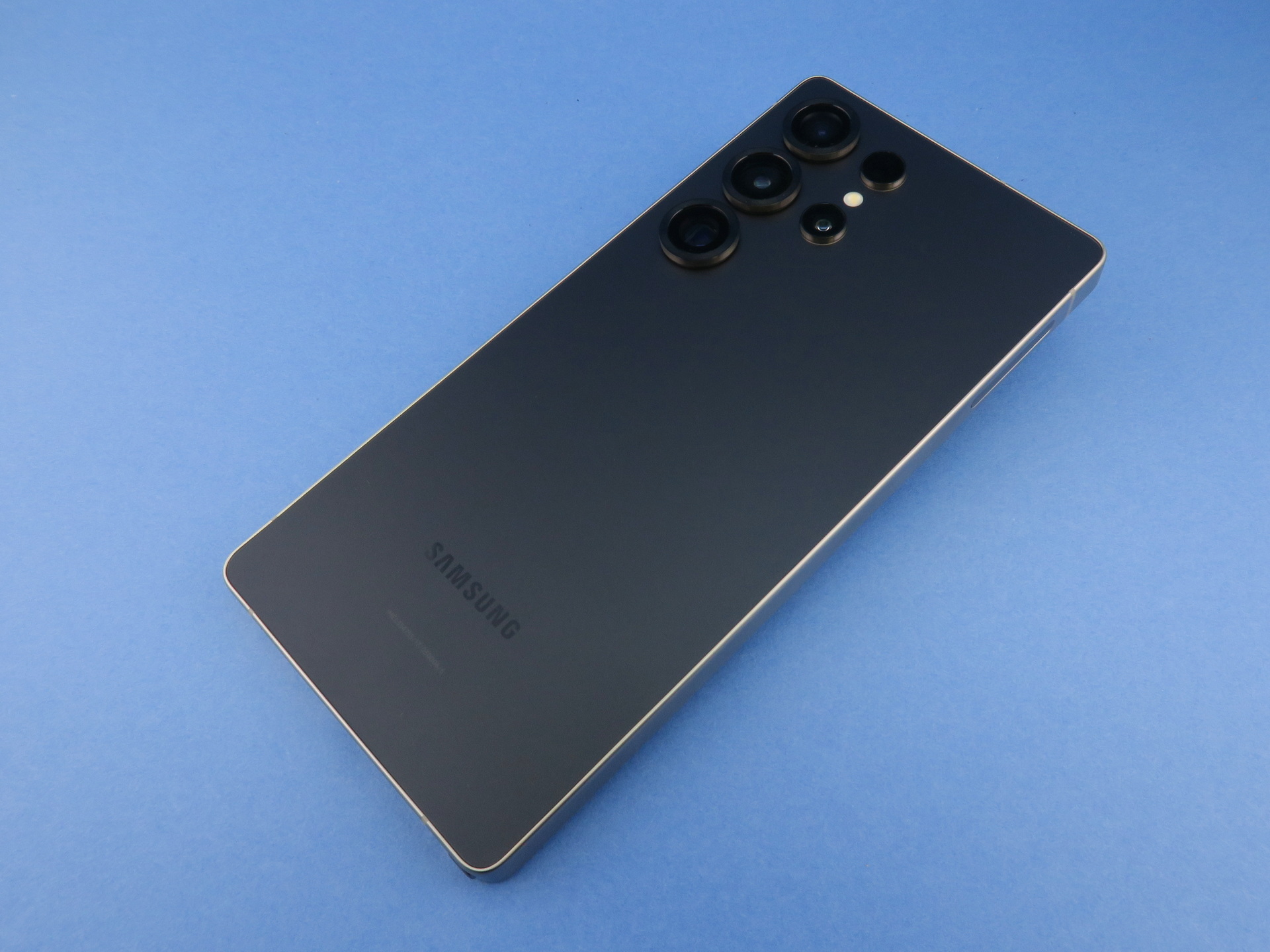 「Galaxy S25 Ultra」の背面。四隅が丸みを帯びたデザインに変更された