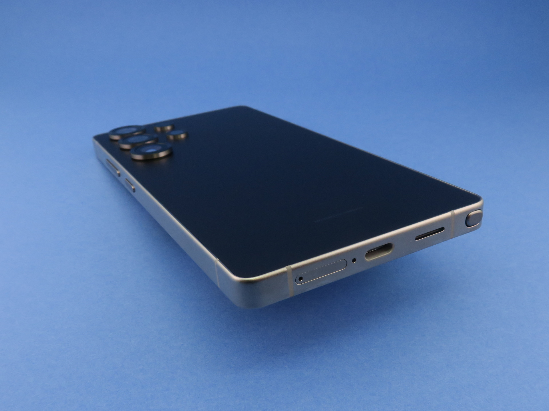 「Galaxy S25 Ultra」の本体下部には、中央にUSB Type-C外部接続端子、隣（写真では左側）にSIMカードスロットを備える