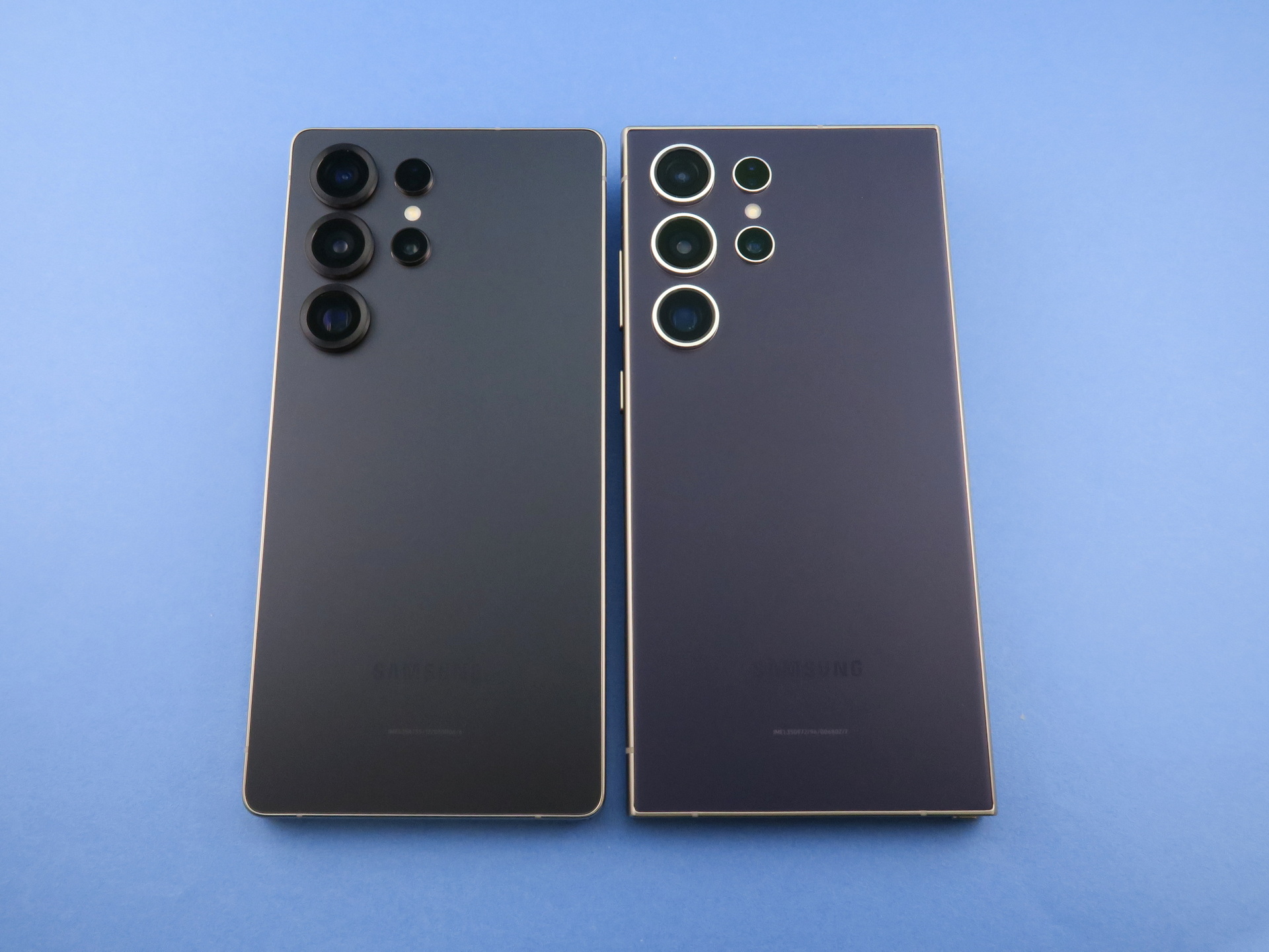 「Galaxy S25 Ultra」（左）と「Galaxy S24 Ultra」（右）の本体背面。ボディの四隅を丸め、「Galaxy S25」などと同様のデザインを採用