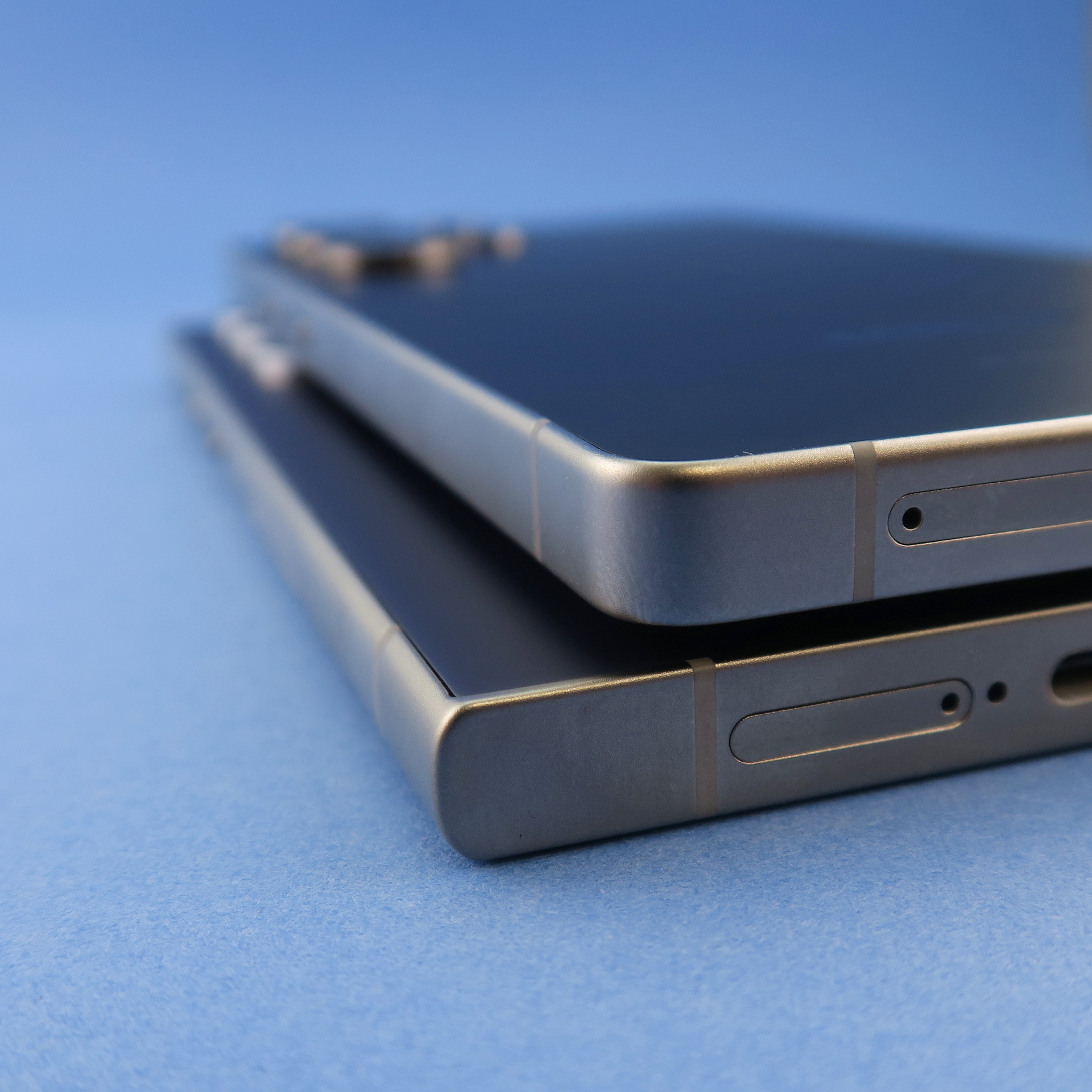 「Galaxy S25 Ultra」（上）と「Galaxy S24 Ultra」（下）の側面。「Galaxy Note」シリーズから継承されてきたデザインをやめ、本体の角を丸め、持ちやすい形状に仕上げられた