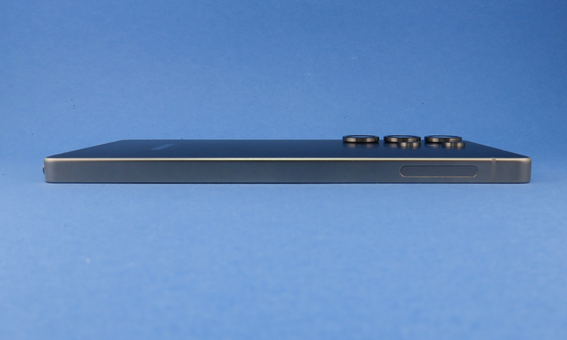 「Galaxy S25 Ultra」の左側面。上部側（写真右側）の楕円パーツはおそらくアンテナ部をカバーするもの