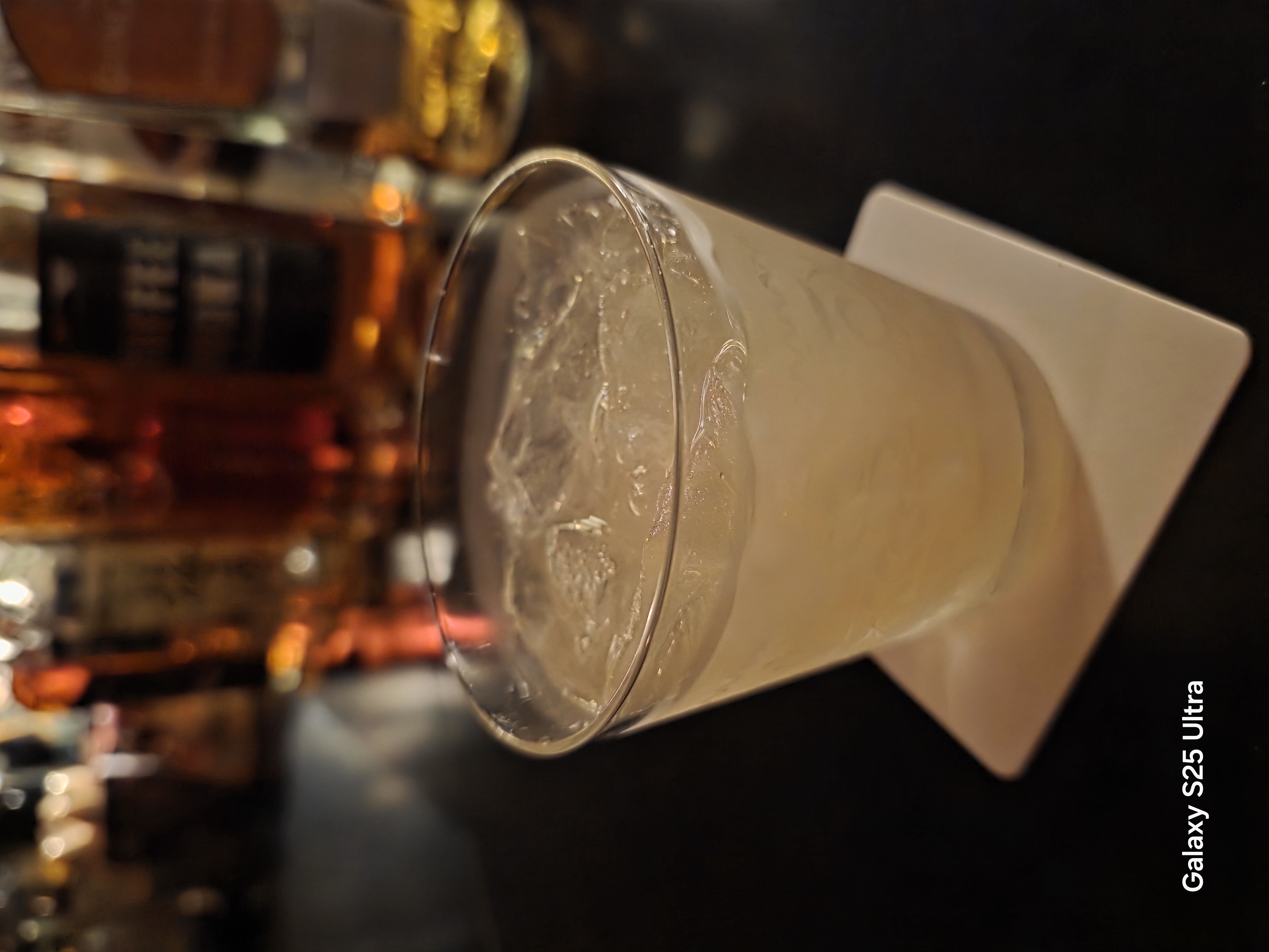 「Galaxy S25 Ultra」で薄暗いバーで撮影。グラスにピントが合い、背景を自然にぼかした写真が撮影できる。カクテルの淡い色合いも再現できている