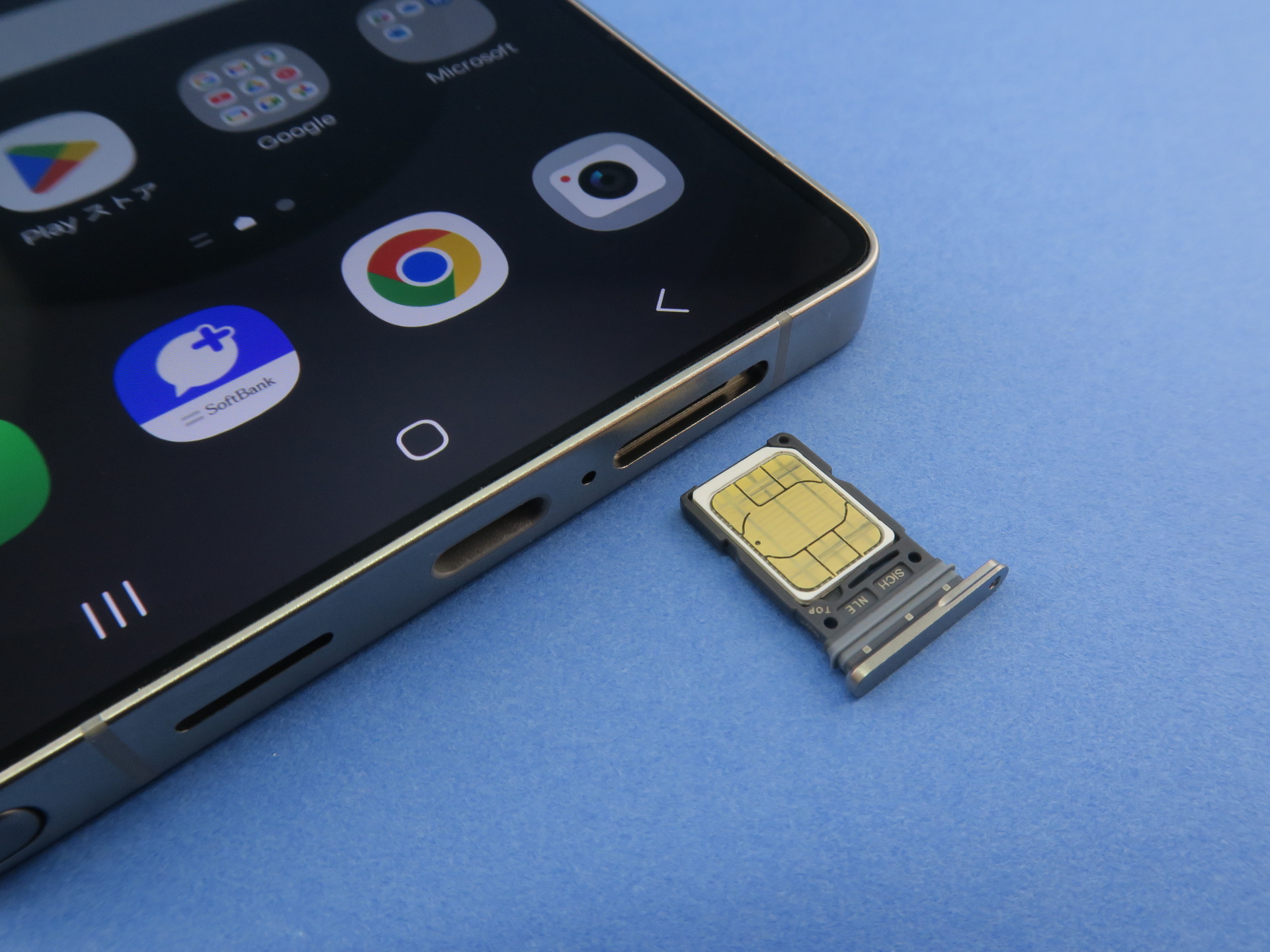 「Galaxy S25 Ultra」の本体下部の右側にはピンで取出すタイプのSIMカードトレイを備える。nanoSIMカードを1枚のみ、装着可能
