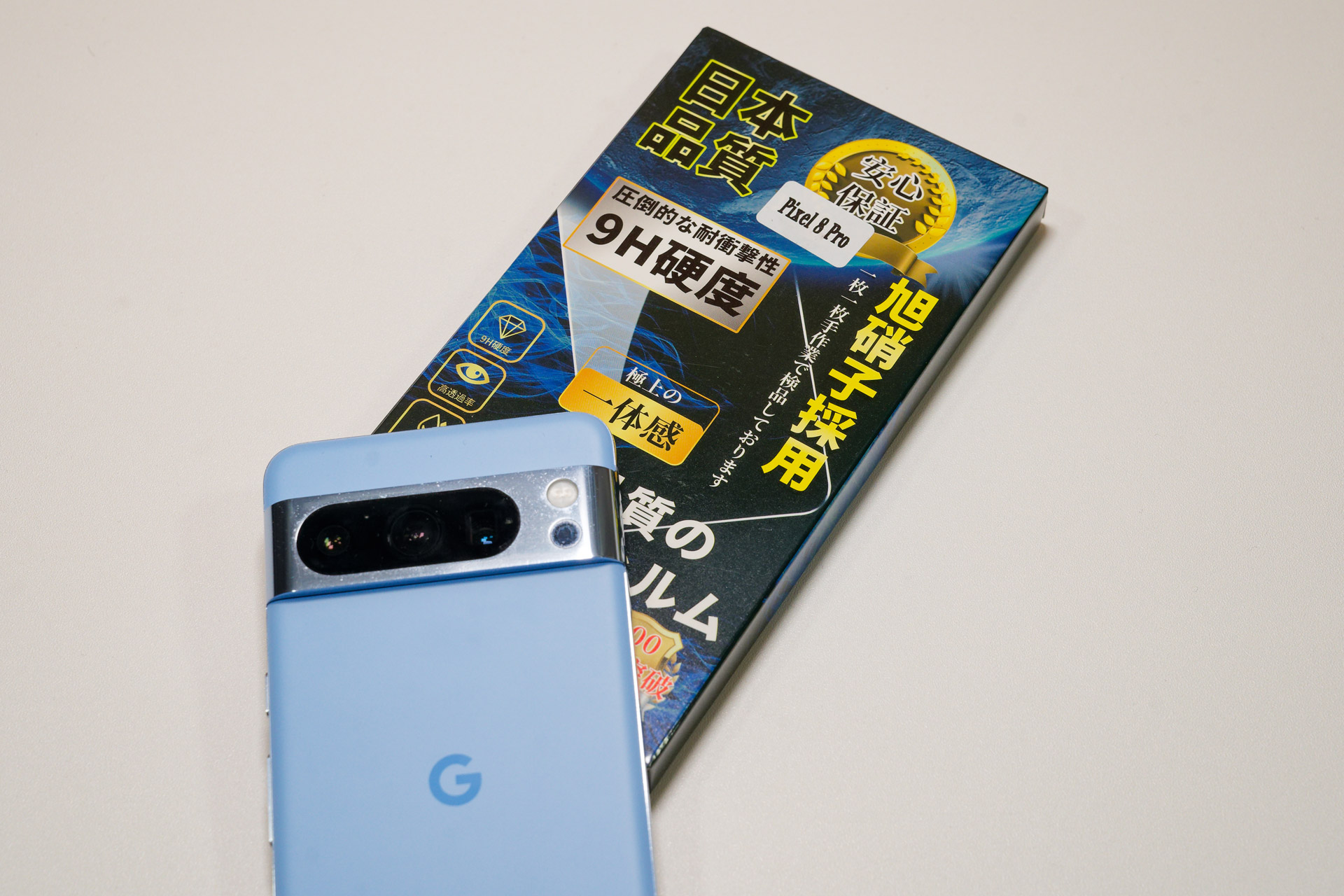 2枚セット約1000円のガラスフィルムを貼り替え続けている