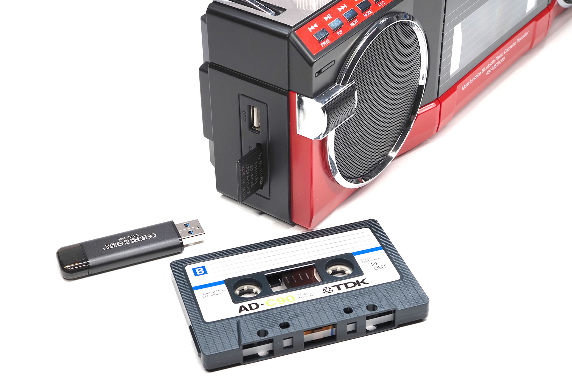 本体にはUSBポート（USBメモリー用）とSDカードスロットがあり、カセットテープ上の音声をMP3ファイルに変換してこれらメディア(ひとつ)に書き込める。2のメディアを同時接続すると変換・書き込みができない。