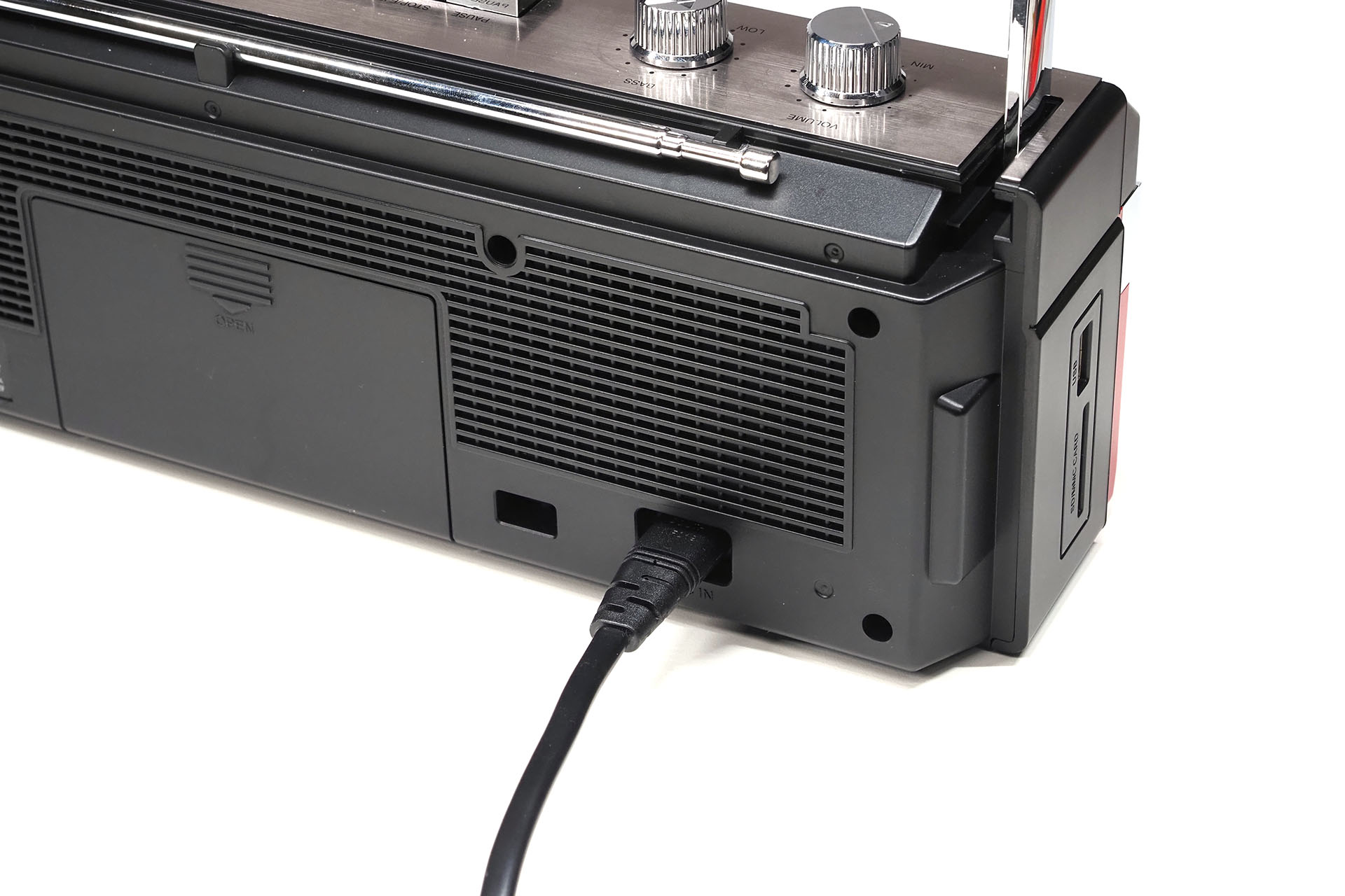 本体の後ろへ一直線に向いちゃう電源コード。接続部がL字の電源コードを使えばいいかもしれない……。