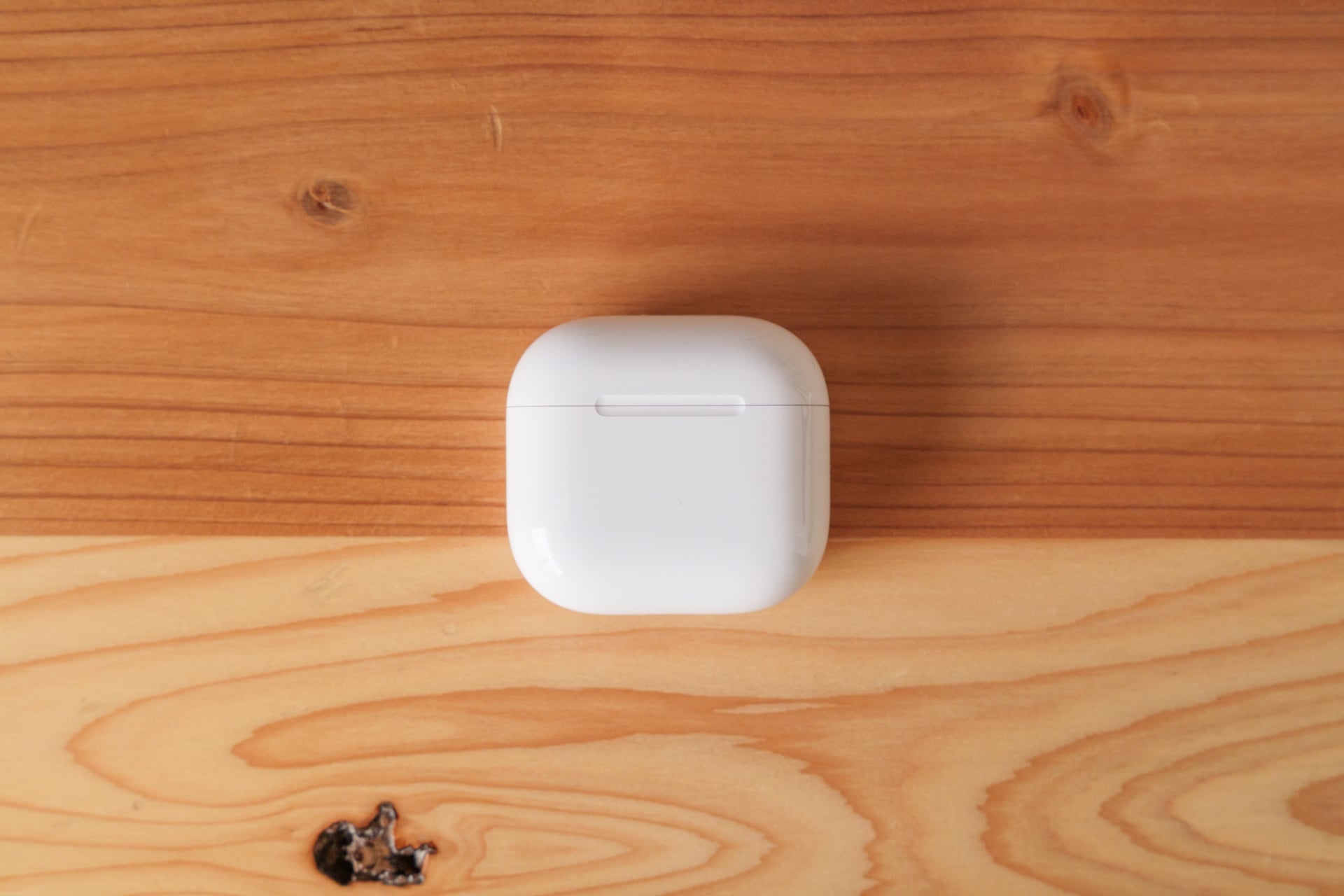 AirPods Pro 2と比べてケースがコンパクトなAirPods 4。アクティブノイズキャンセリング搭載モデルはスピーカーやワイヤレス充電にも対応