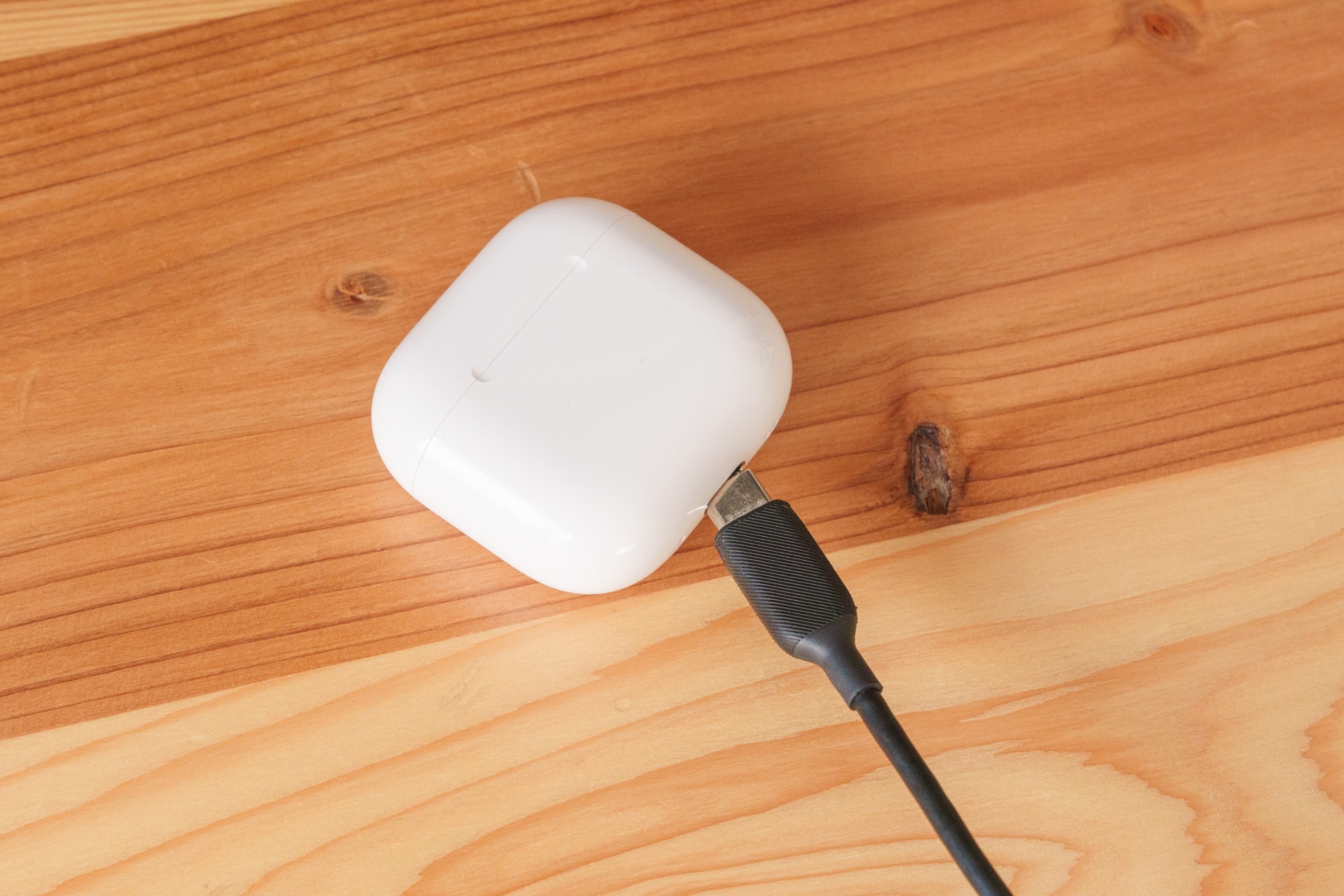 アクティブノイズキャンセリング搭載モデルの場合、USB Type-CのほかApple Watch、またはQi充電器で充電できる