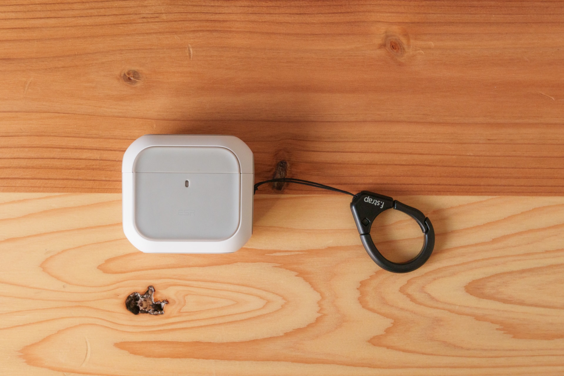 ケースへの傷が怖く耐衝撃ケースとストラップを付けて愛用中