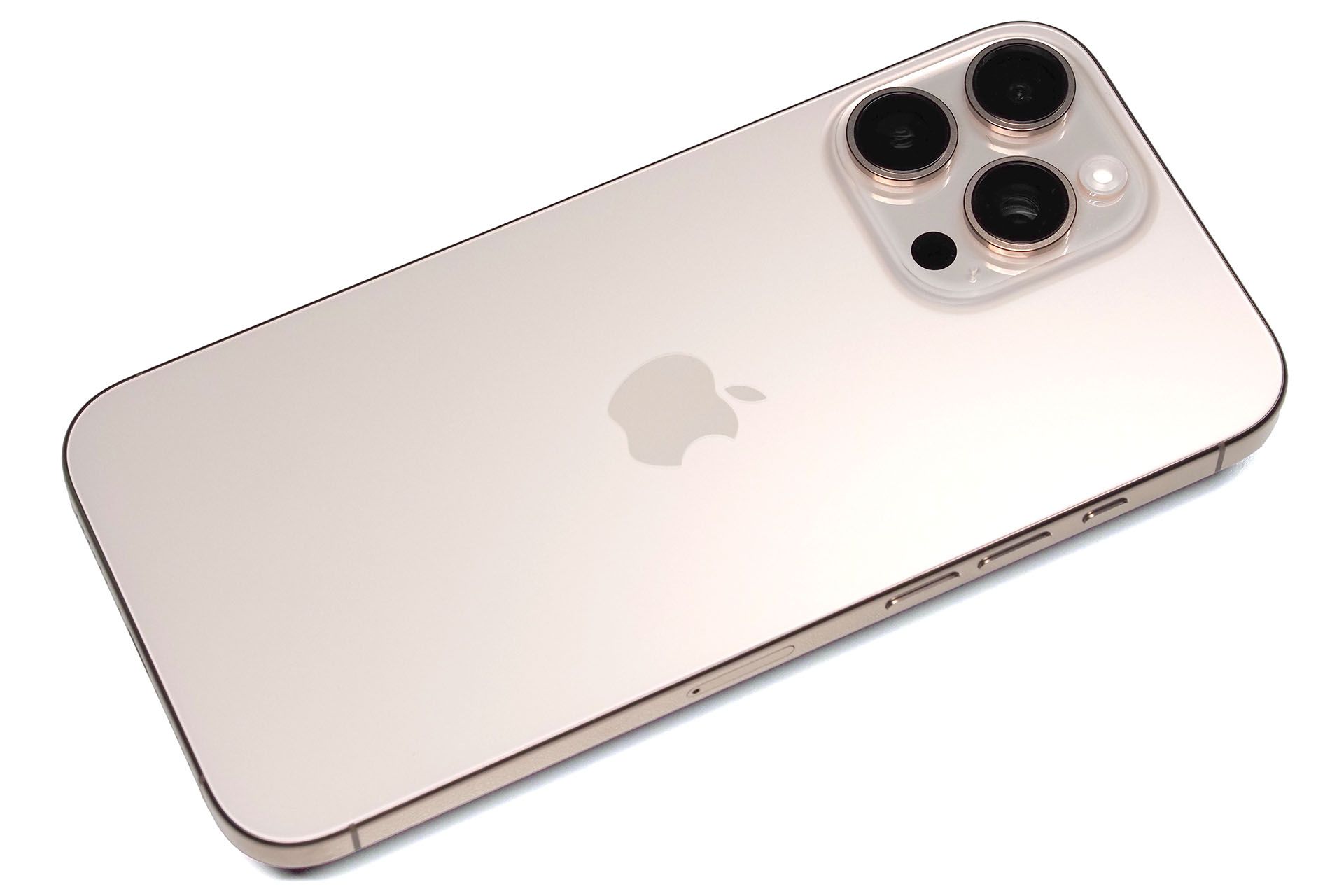 常時携帯しているスマートフォンのiPhone 16 Pro Max。今回の取材ではコレも非常に役立った。