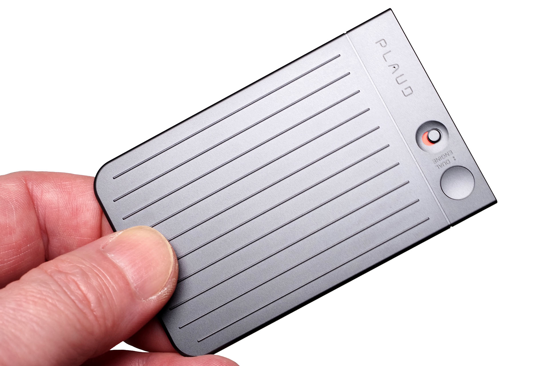これは「PLAUD NOTE」。クレジットカード大のボイスレコーダーで、会話やスマートフォンでの通話の録音ができる。