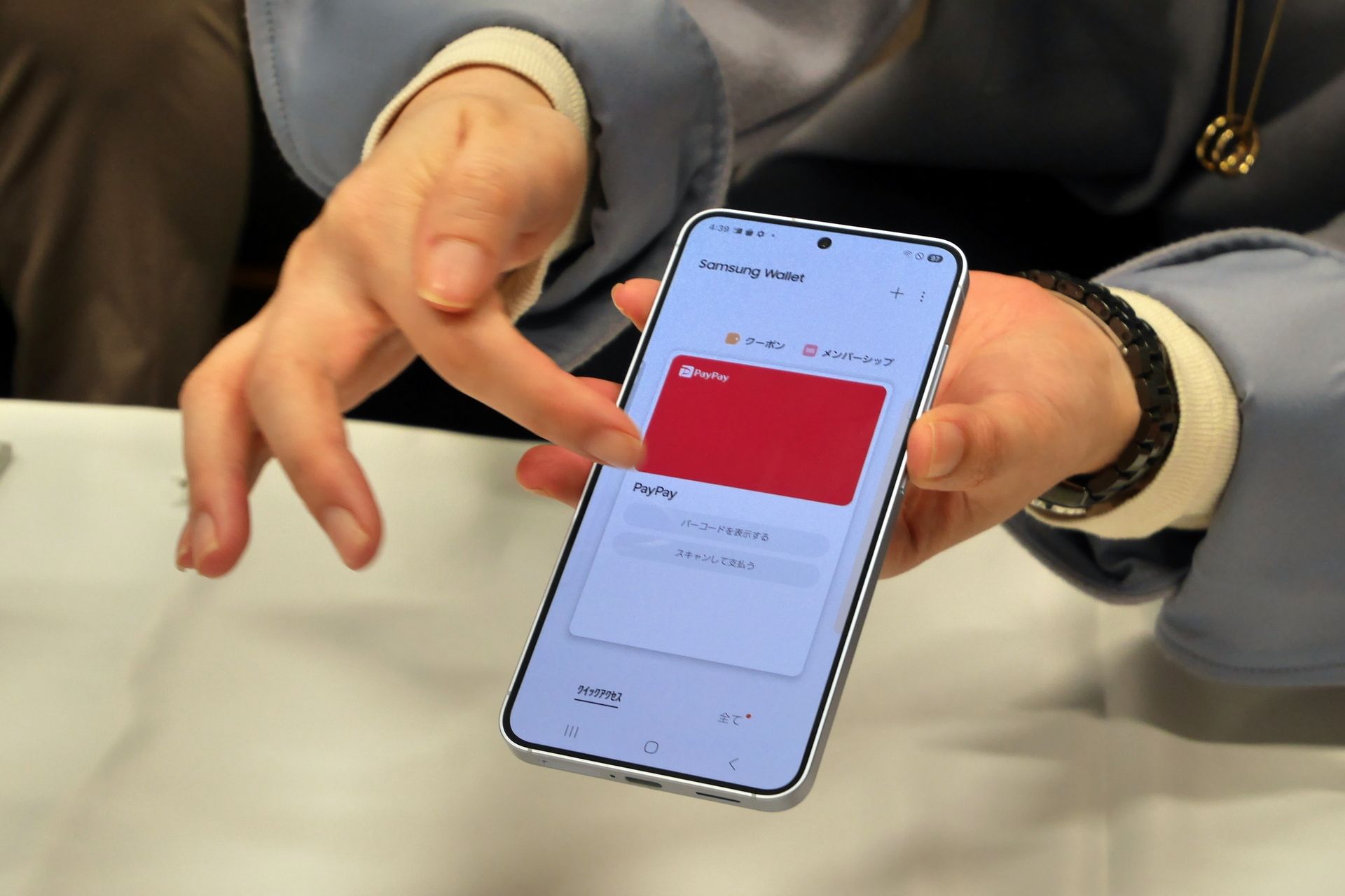 Samsung Walletは、指1本で簡単に開いて、直感的に操作性できる部分が優位点とアピール