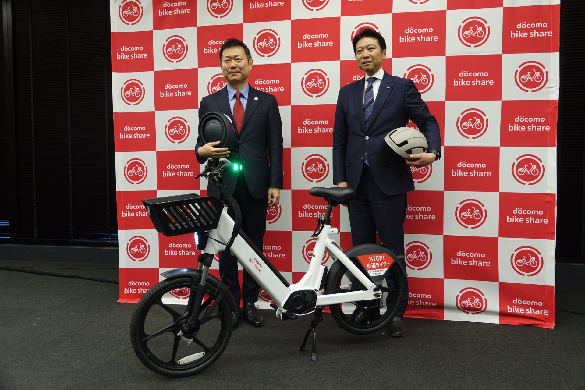 ドコモ・バイクシェア 代表取締役社長の武岡雅則氏（左）とハセガワモビリティ 代表取締役社長の長谷川泰正氏（右）