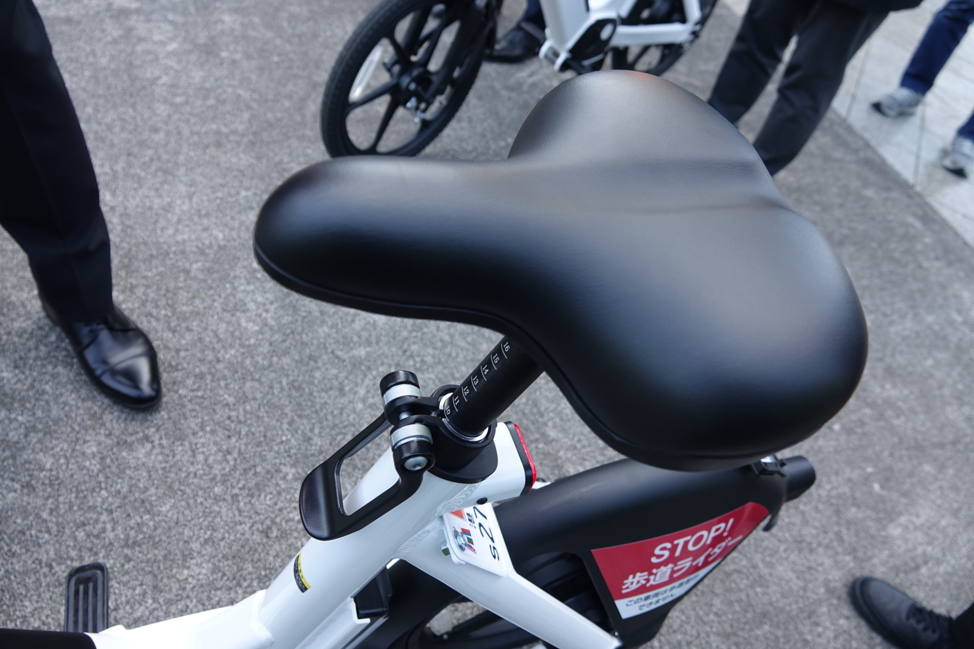 サドルはレバーで調整できる