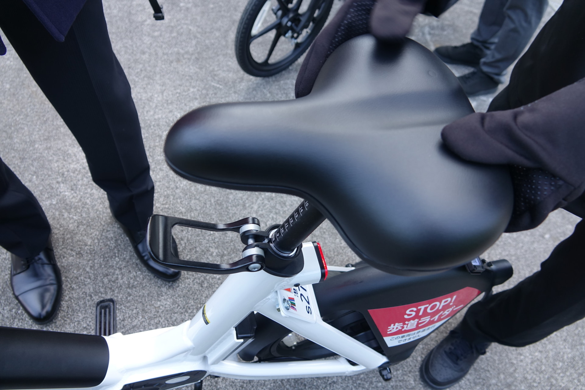 サドルはレバーで調整できる