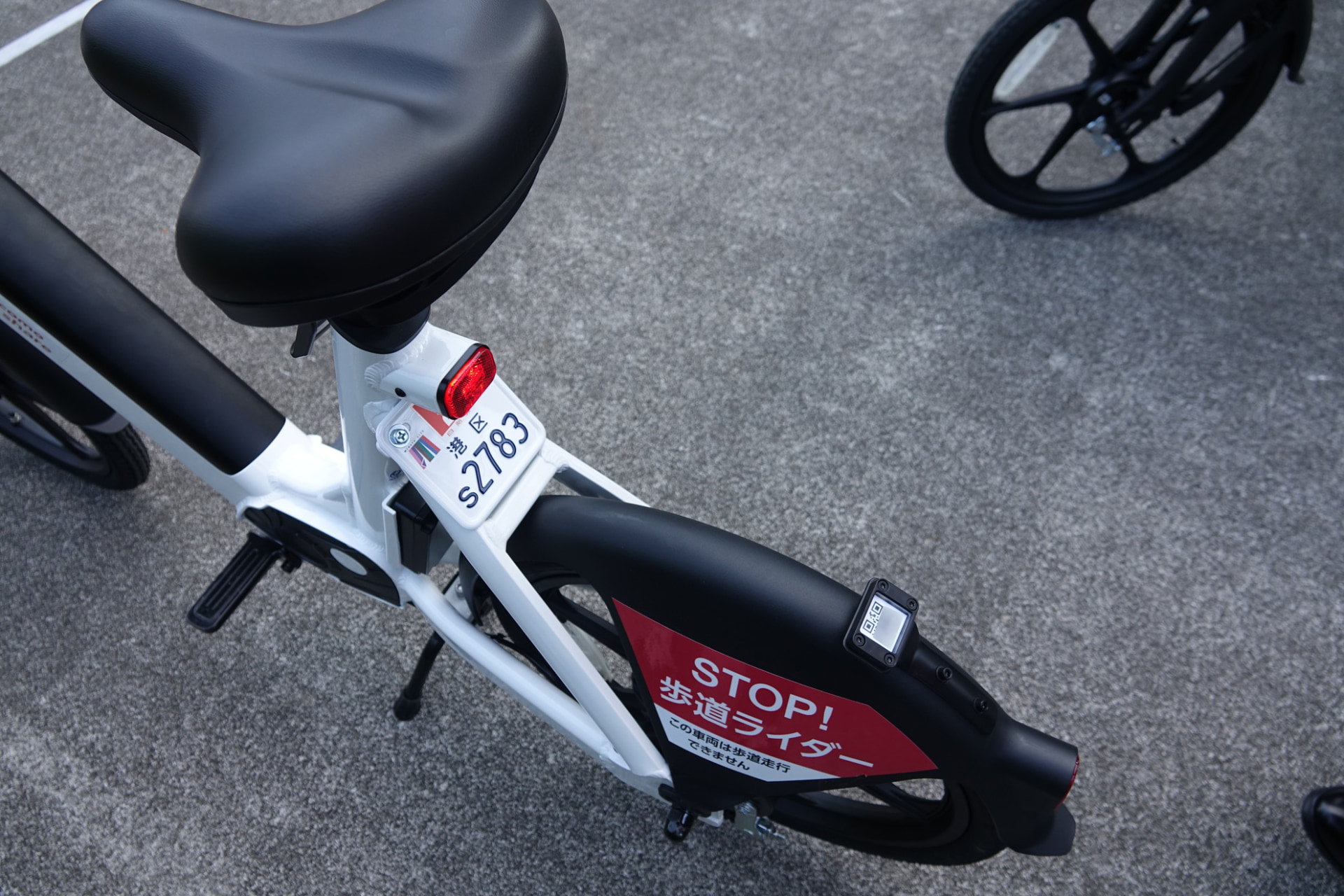 貸出ユニットは本体に内蔵されている。後輪カバーの二次元コードをアプリで読み取って手続きする