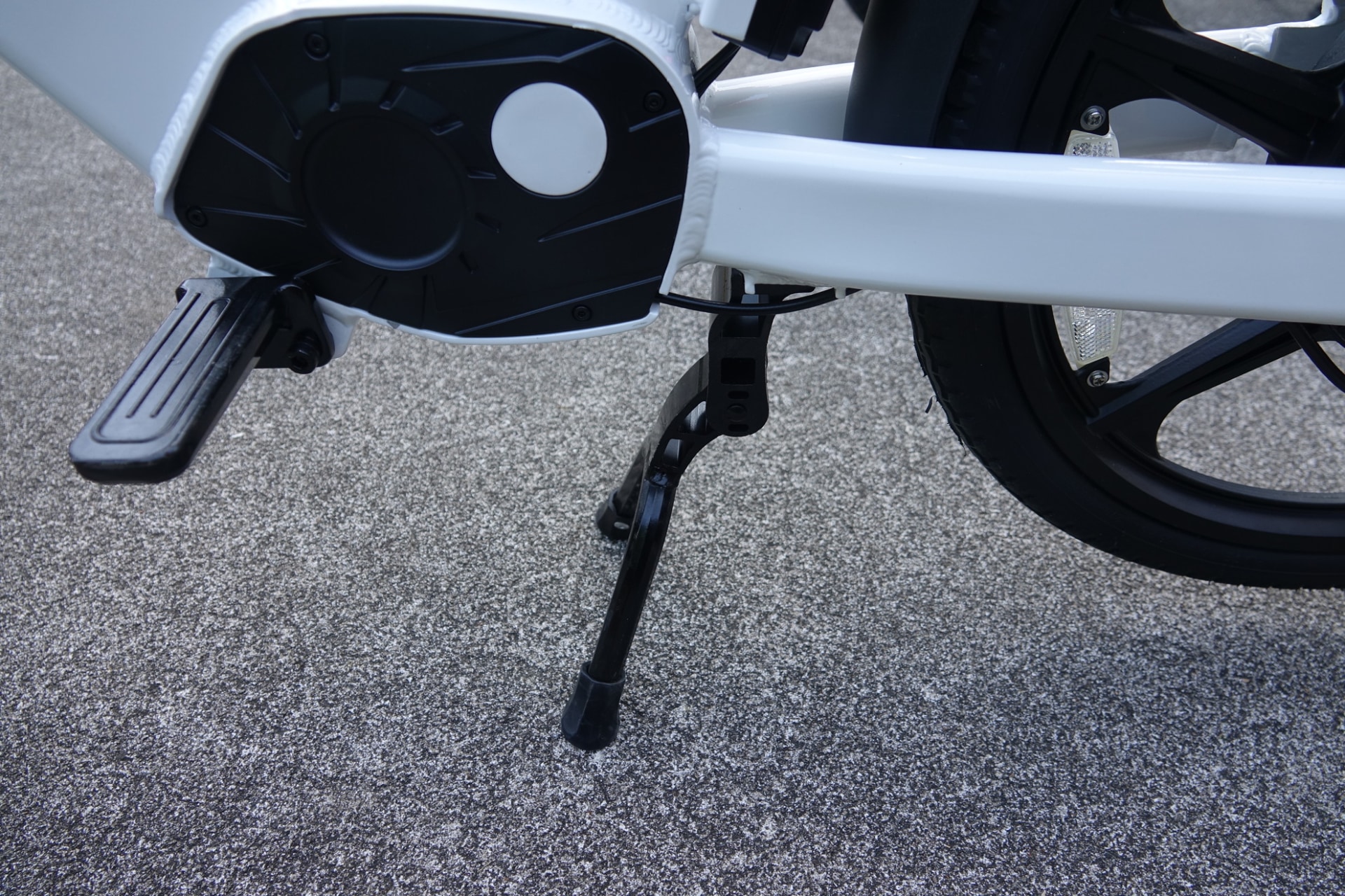 スタンドは前輪と後輪の間に設置