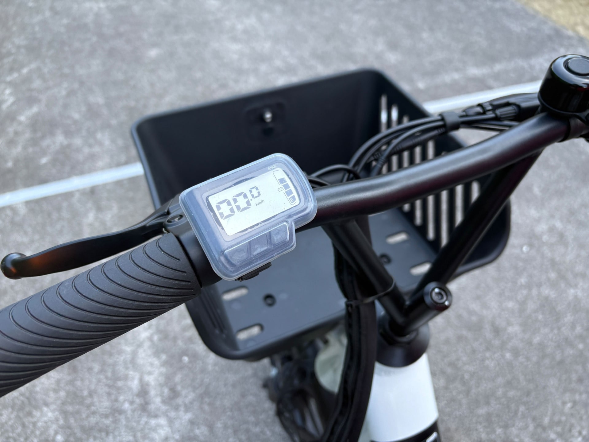 速度計と電池残量を示すディスプレイ