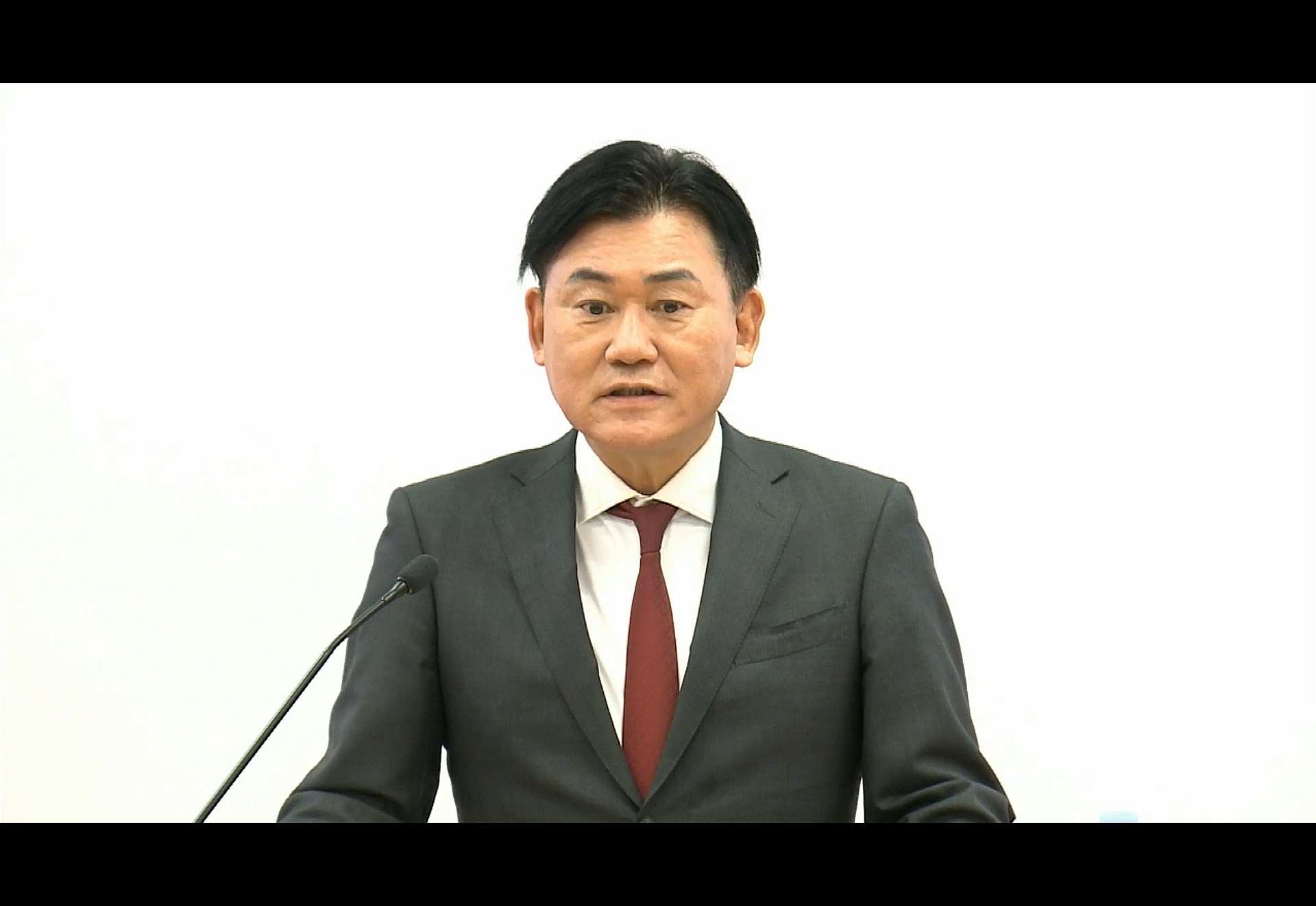 決算説明会に登壇した三木谷氏。25年度の楽天モバイルは、通期でのEBITDA黒字化を目標にしているという