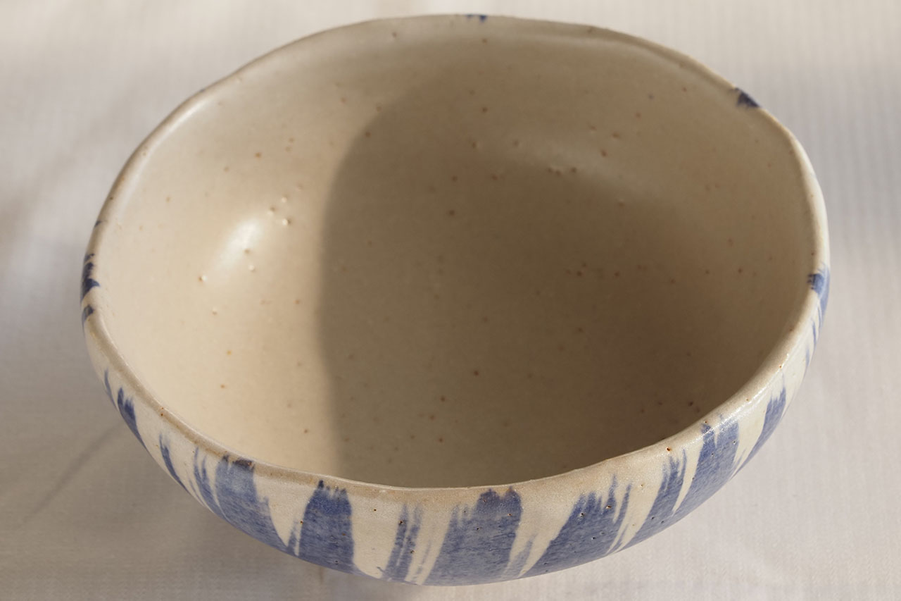 この写真をGeminiに入力して「この画像は陶芸家がつくった陶芸作品です。これを説明してみてください」としてみた。