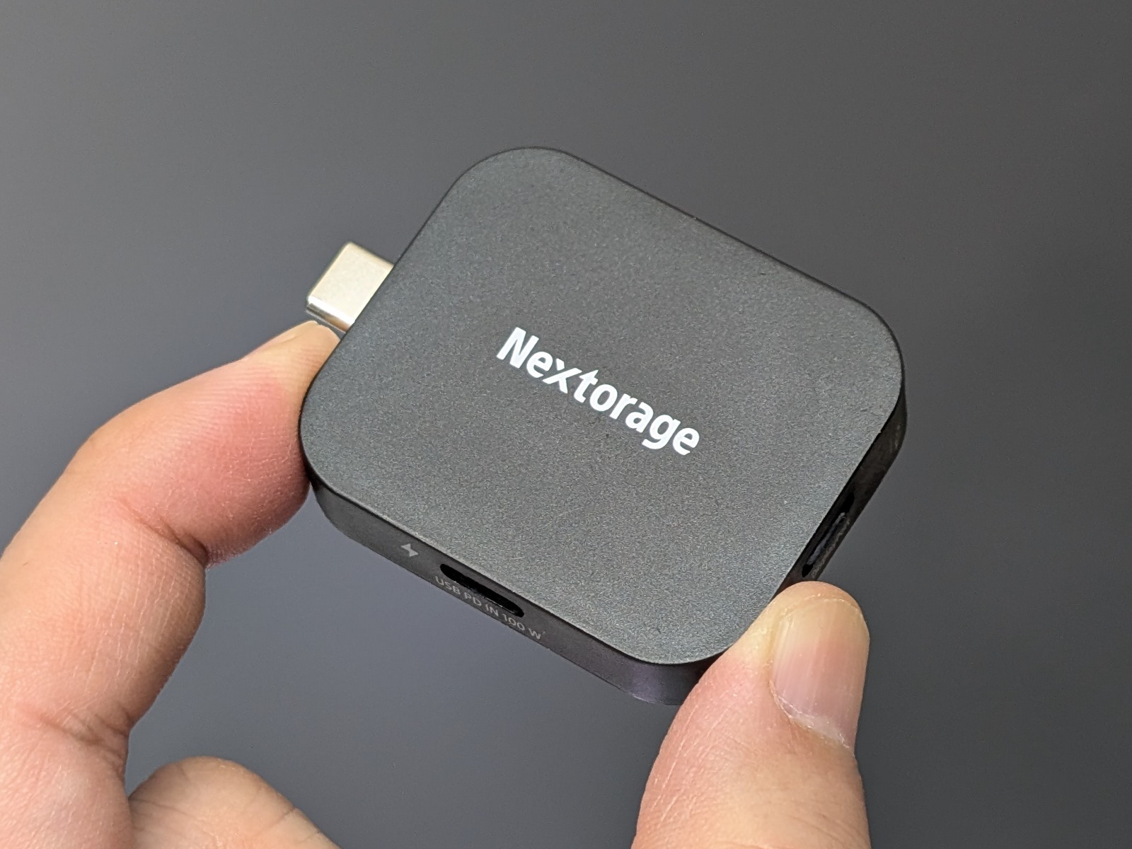 製品本体。見た目はUSBメモリかカードリーダーのようだ