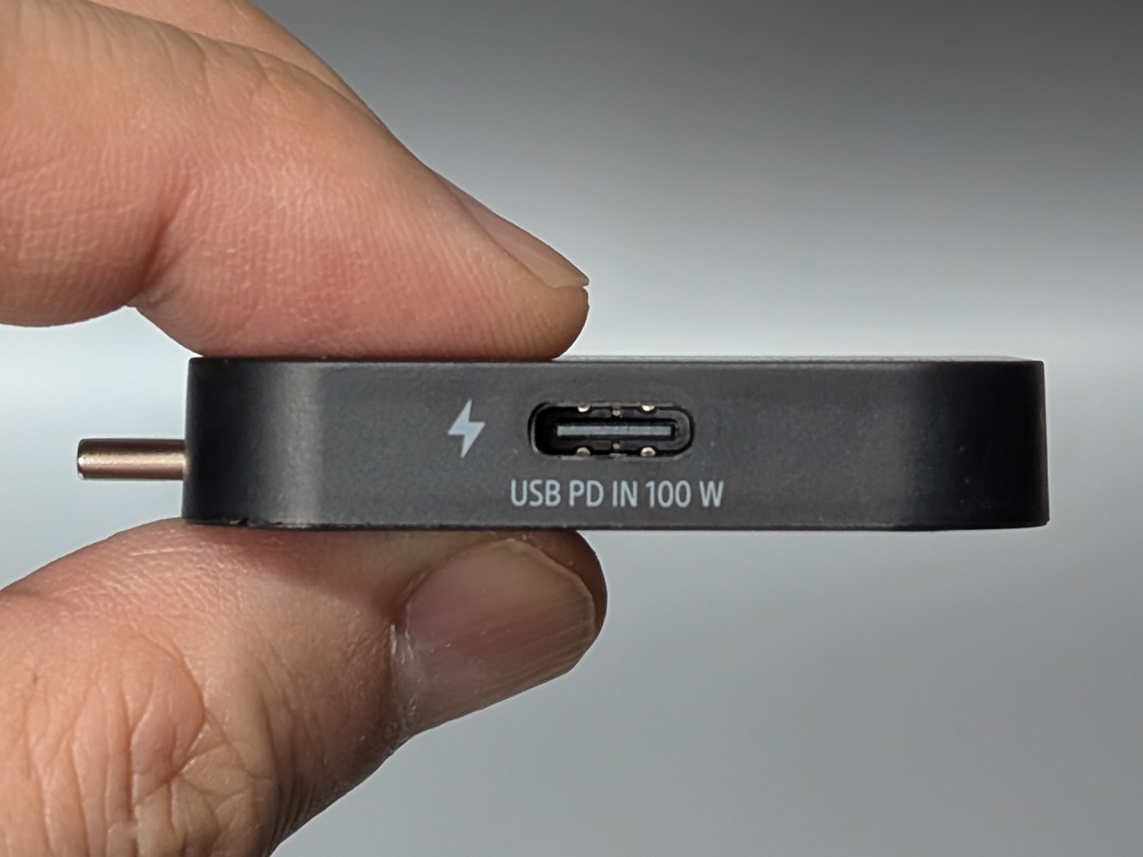 側面にあるポート。こちらにケーブルを挿してUSB PD充電を行う