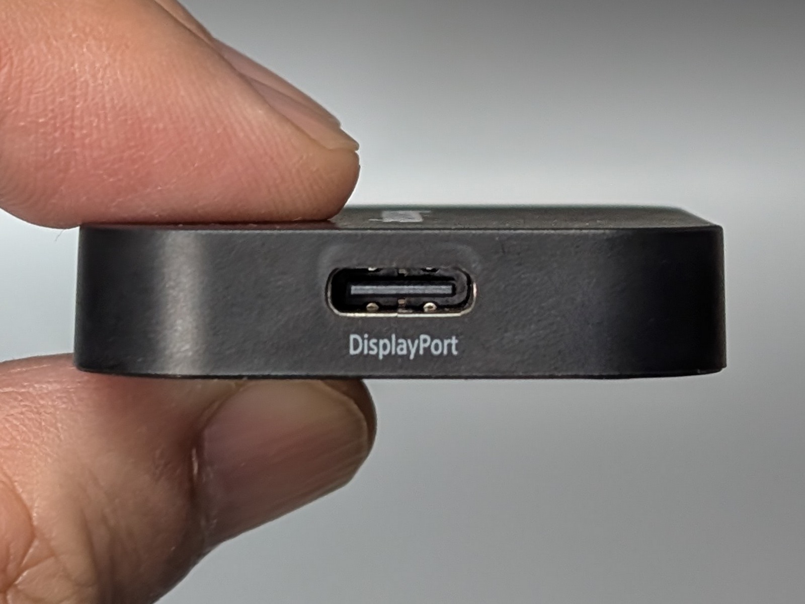 その隣の面にあるポート。こちらは外部デバイスを接続する