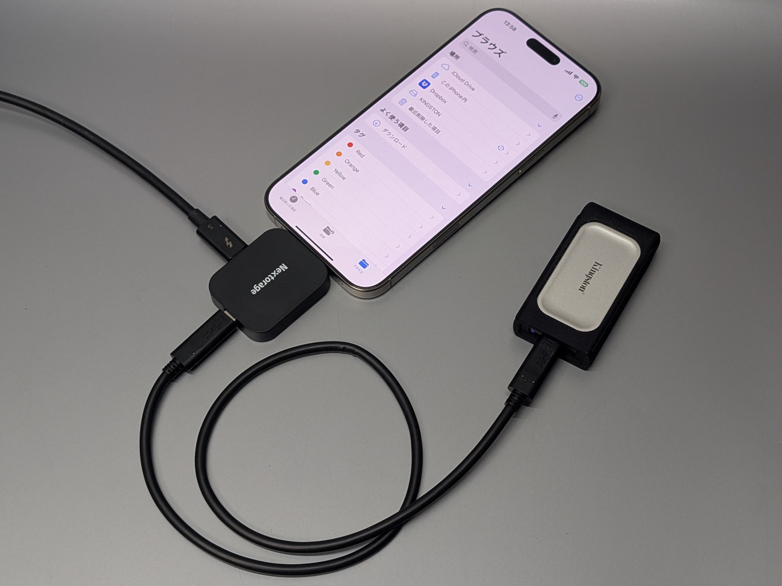 充電しながらポータブルSSDを使用中。このほか外部ディスプレイへの出力にも対応する