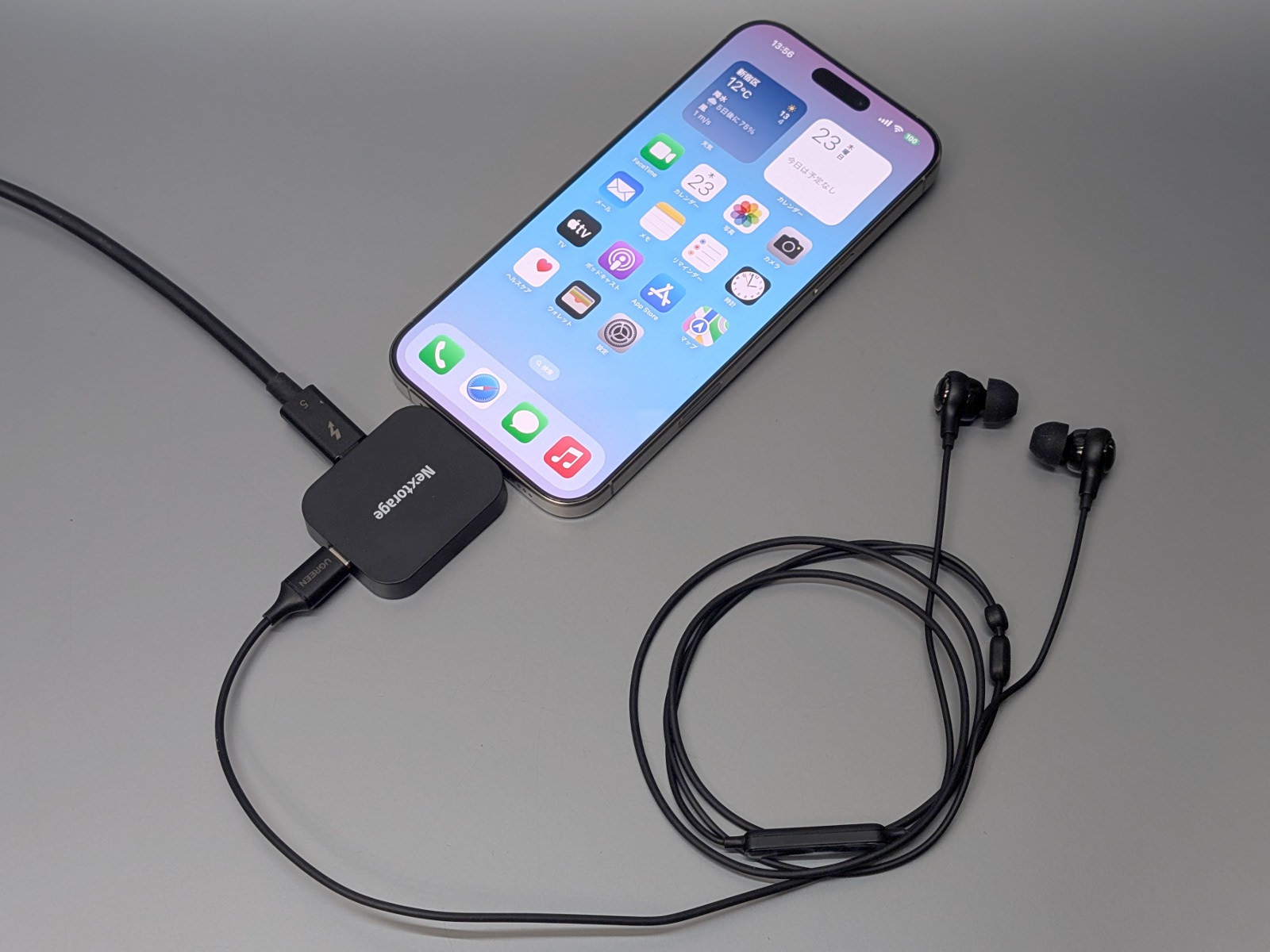 充電しながらUSB Type-C接続のイヤホンを使用することも可能だ