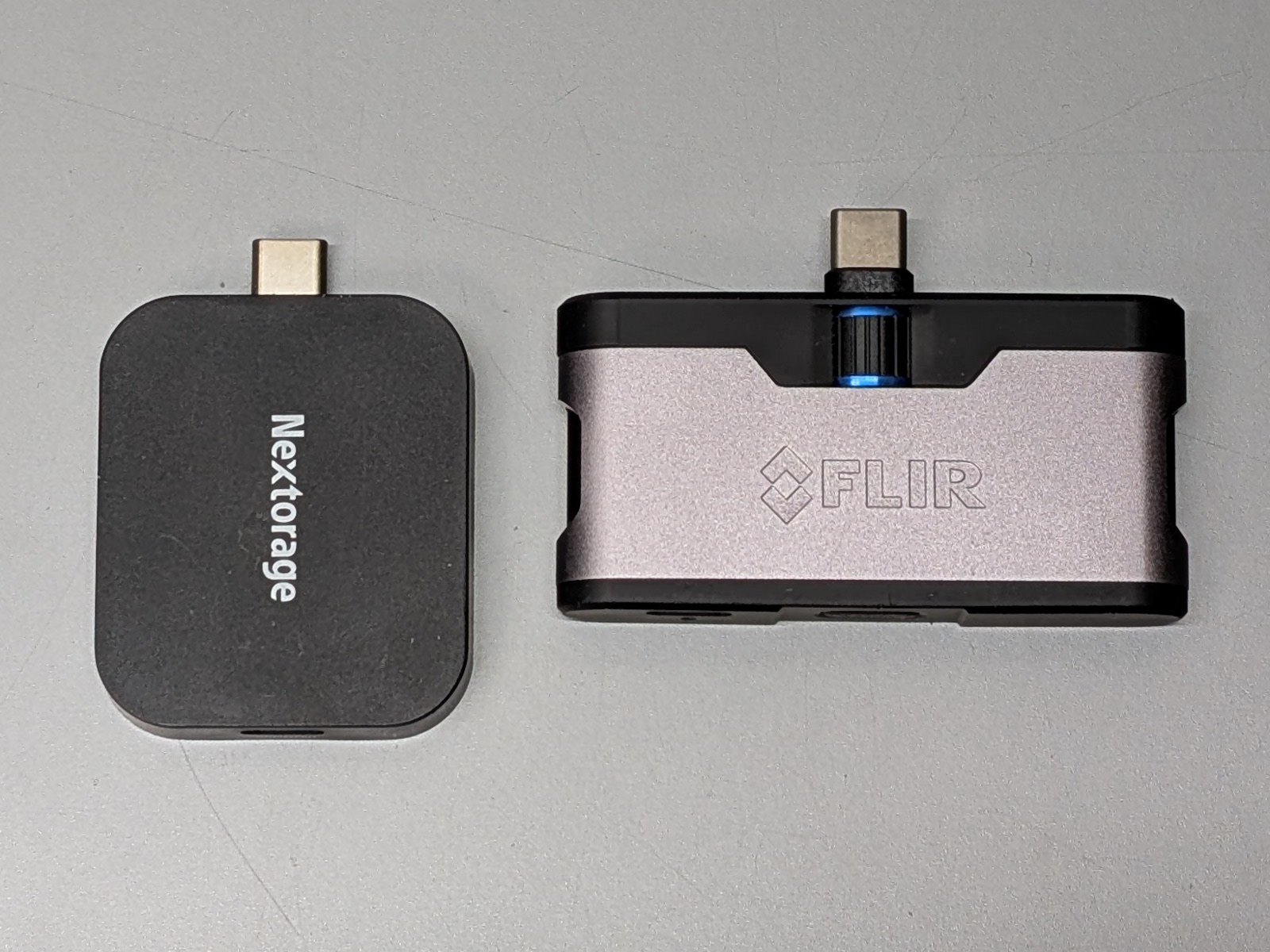 USB Type-C接続の温度センサー（右）は、保護ケースの上から装着することを考えてポートが伸縮するがが、本製品はそうしたギミックはない