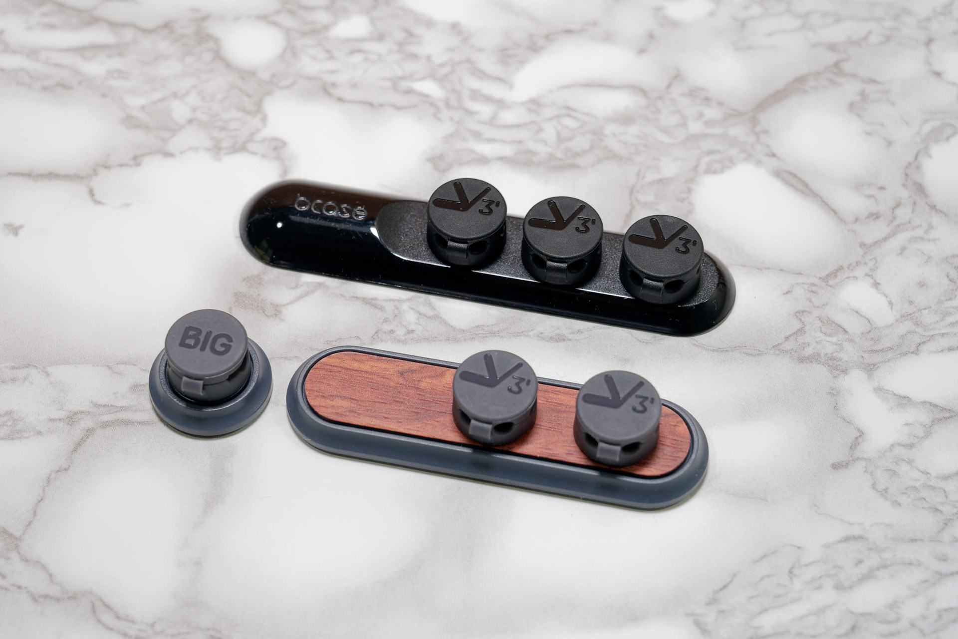 マグネットケーブルホルダー「200-CA038」（手前）