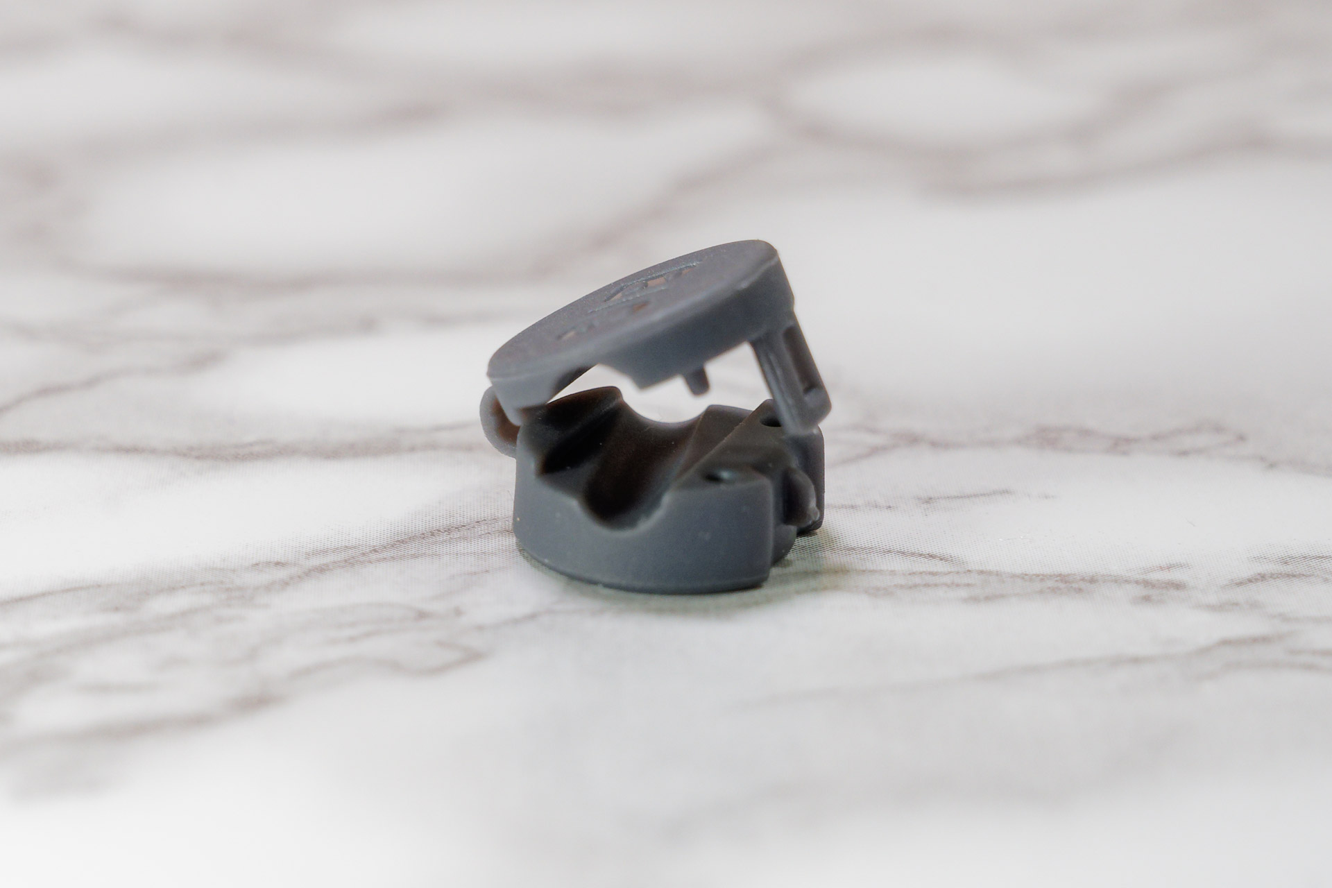 「BIG」のケーブルホルダーには4mm幅と6.5mm幅の溝