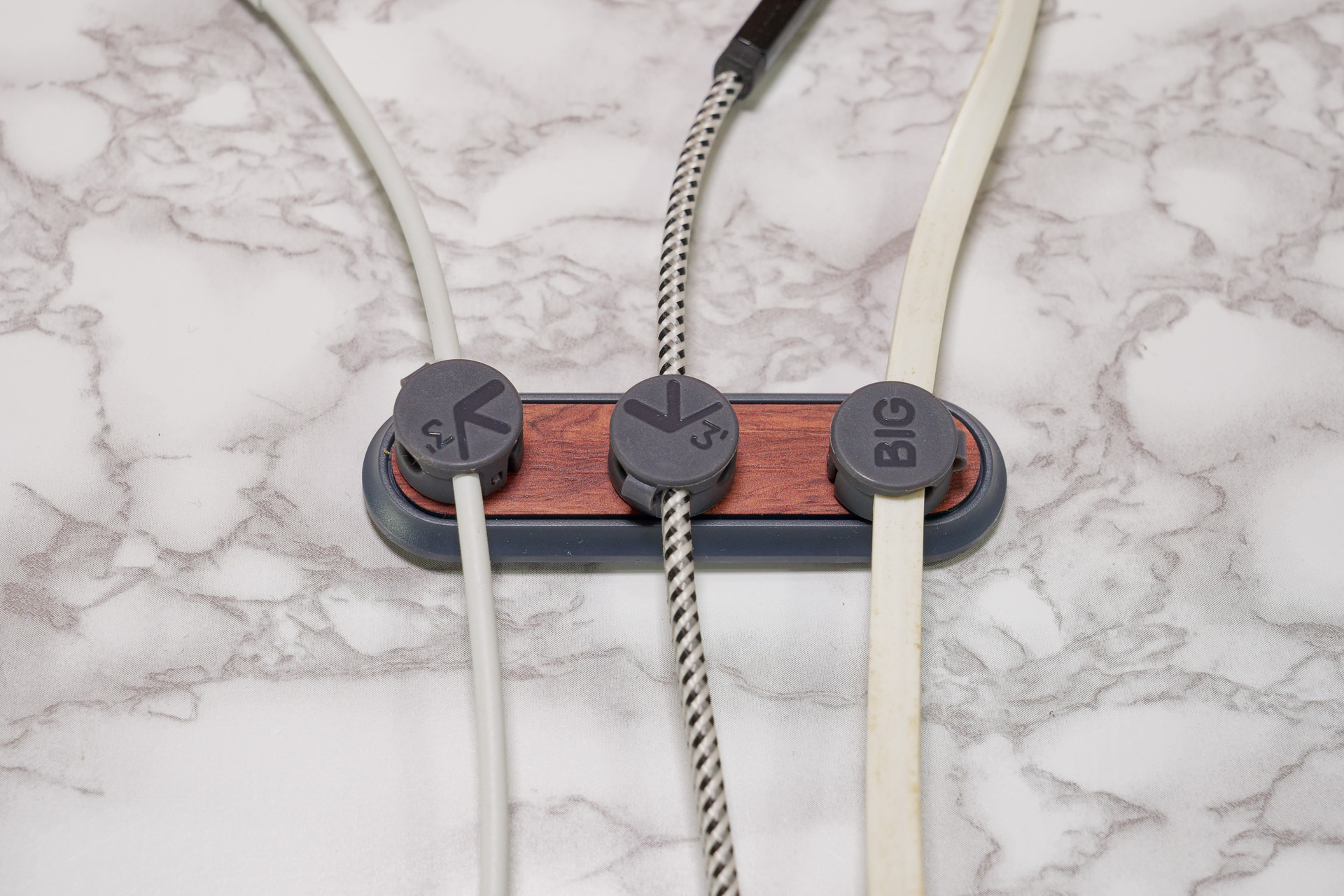 太さの異なるケーブルをしっかり挟み込める