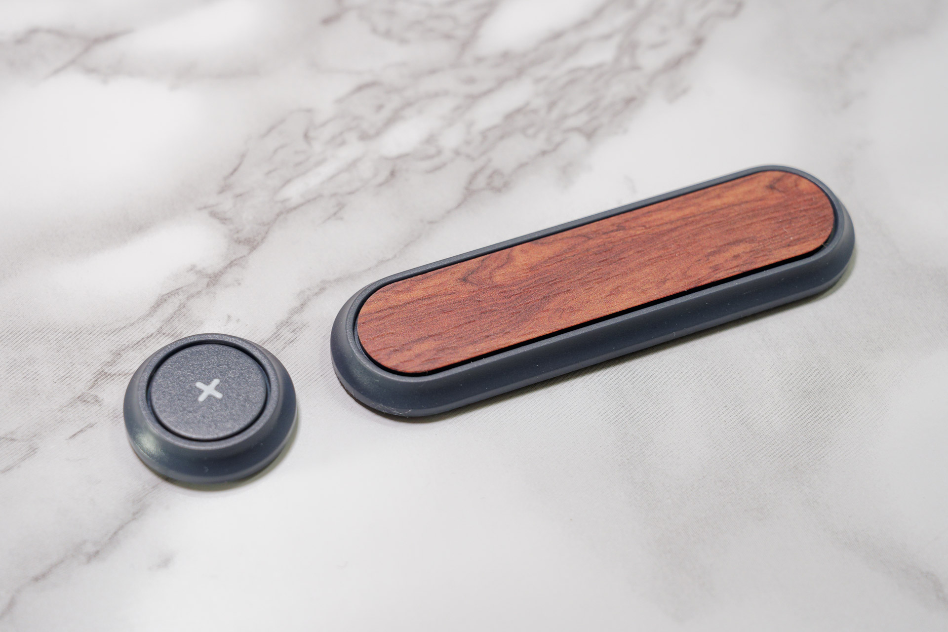 ボタン状とプレート状の2種類の金属ベースは粘着テープで固定可能