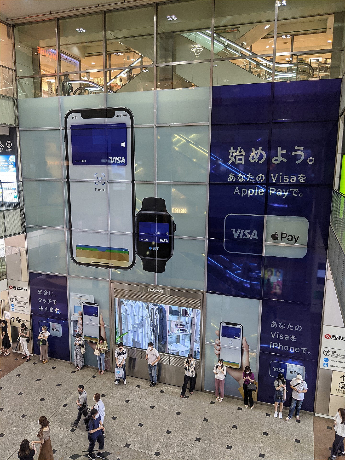 2021年にVisaがApple Pay対応を開始した直後の巨大広告。福岡の天神にて