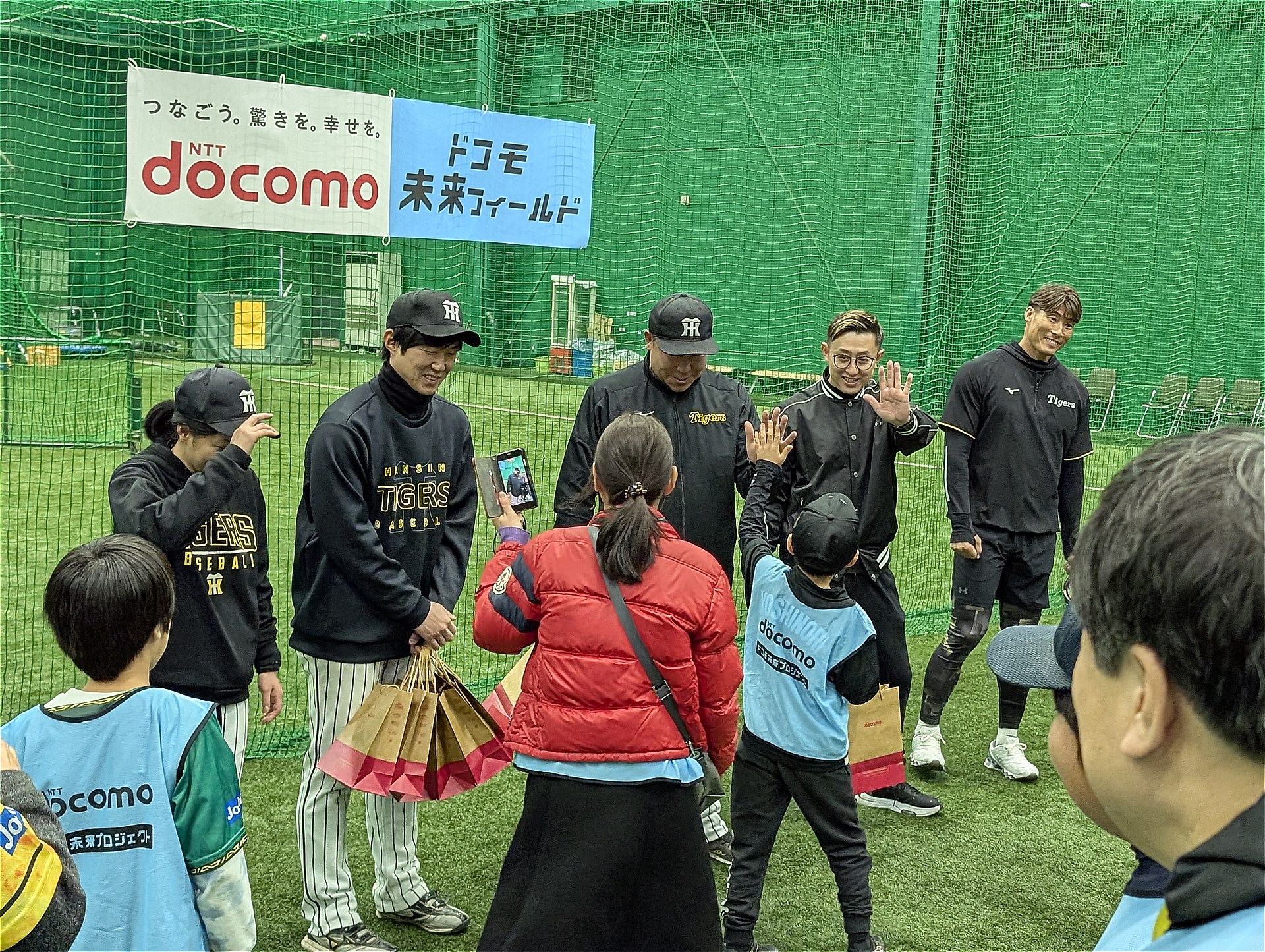 集合写真などがプレゼントされ、コーチらとハイタッチして会場を去る