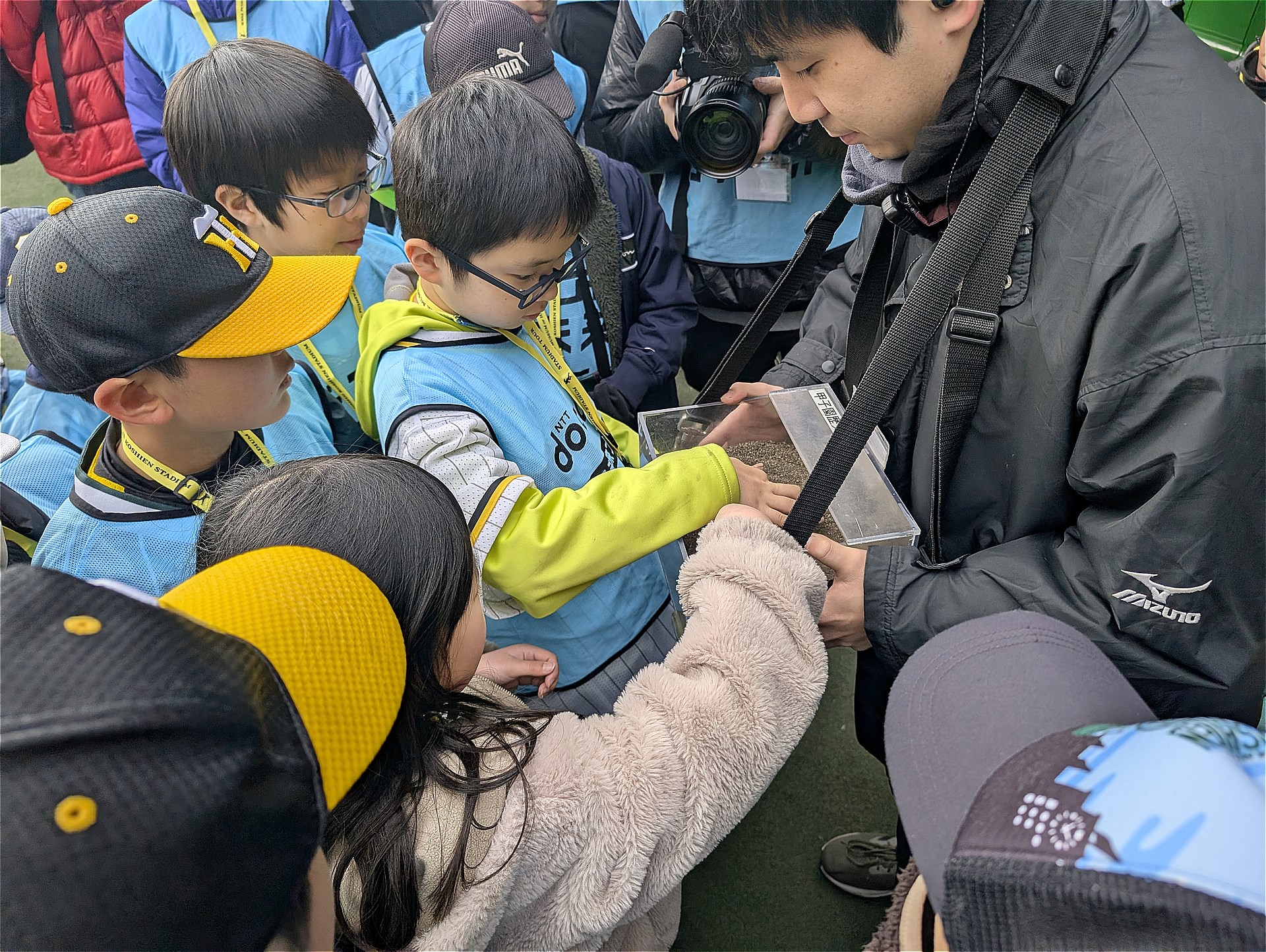甲子園の土に触れる