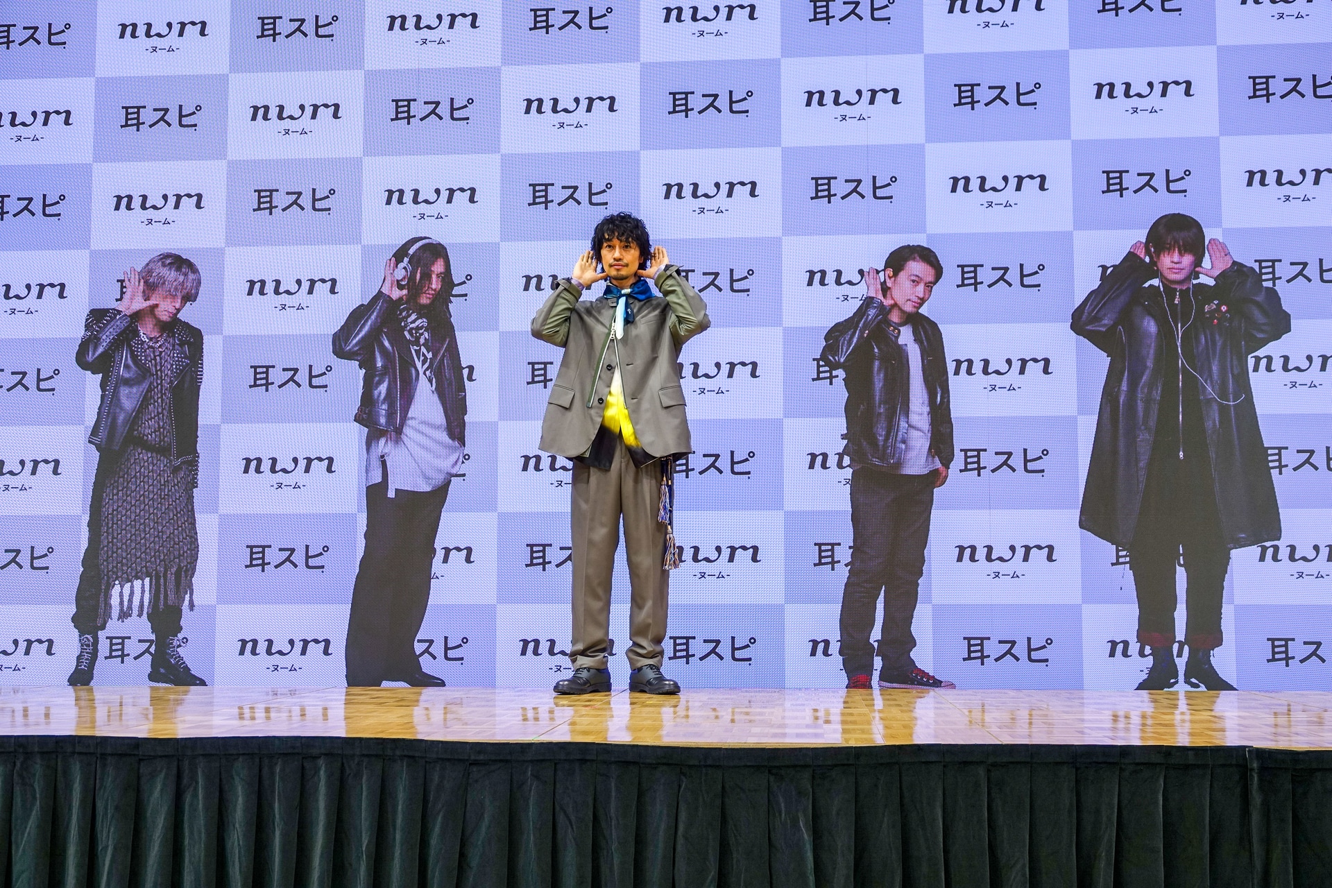 斎藤工（中央）と、斎藤が扮する「MIMISPI」