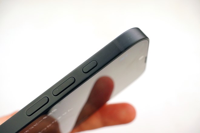 カメラコントロールには非対応だが、アクションボタンは搭載する