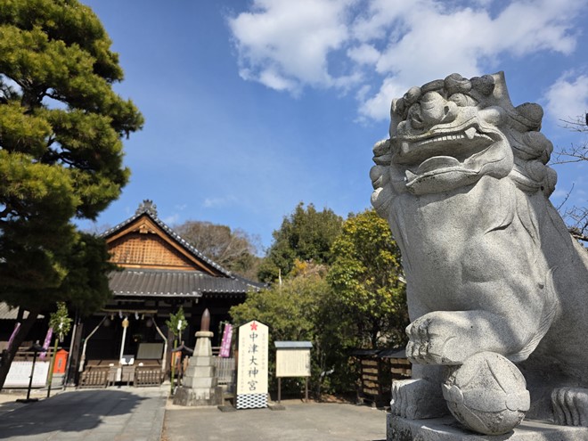 寺社の狛犬を撮った。立体感と精細感ともに良好で、HDRも発色も自然な仕上がり。色合いも見た目に近い