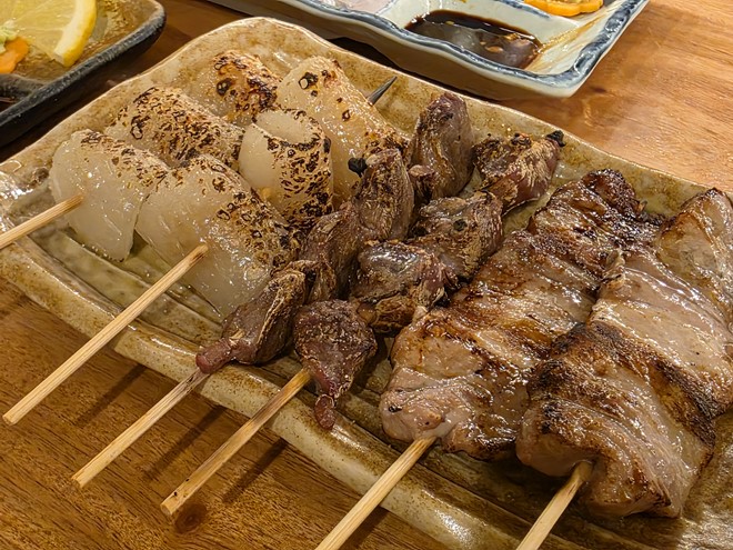 酒場で焼き鳥を撮ったが、初期のAndroid機のような写りだ。シャープネス高めでギスギスした写りでちょっといただけない