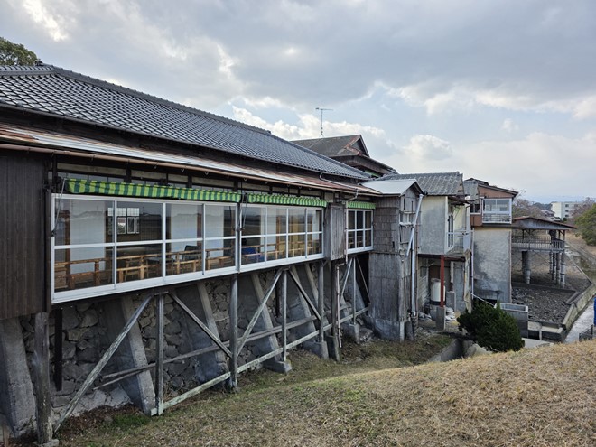 歴史ある温浴施設を撮ったが、建造物を構成するそれぞれのディテールが確認できる描写である。色再現も自然でいい印象である