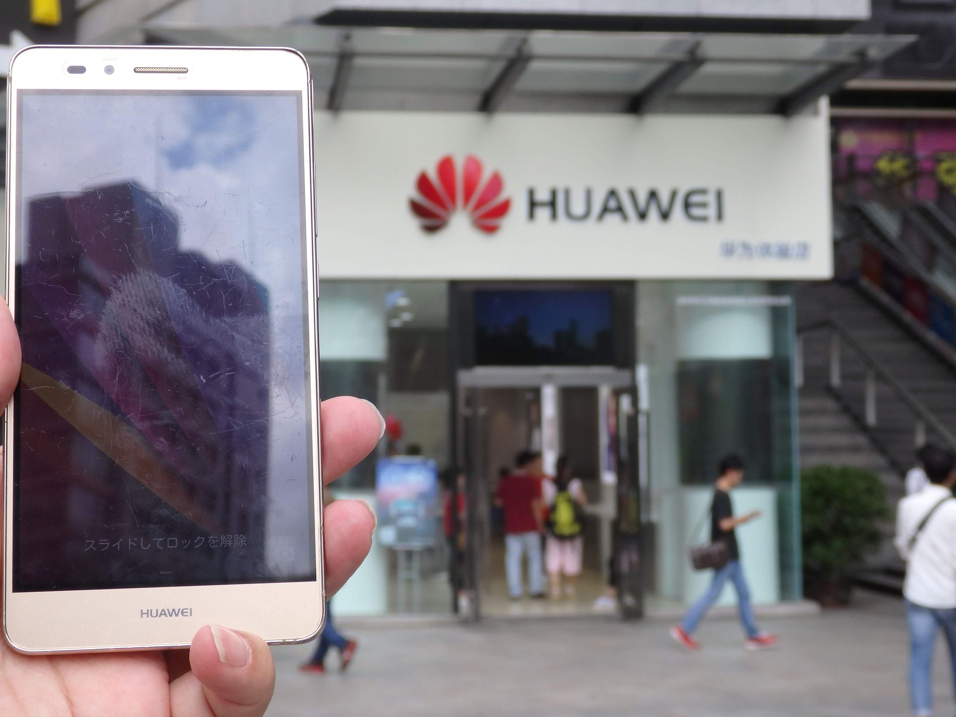 ちなみに、SMARTalkはHonor8にインストールして使っていました。初めて中国・華強北に行ったときの写真です。（SMARTalkの使用中の写真がないのが残念ですが）。