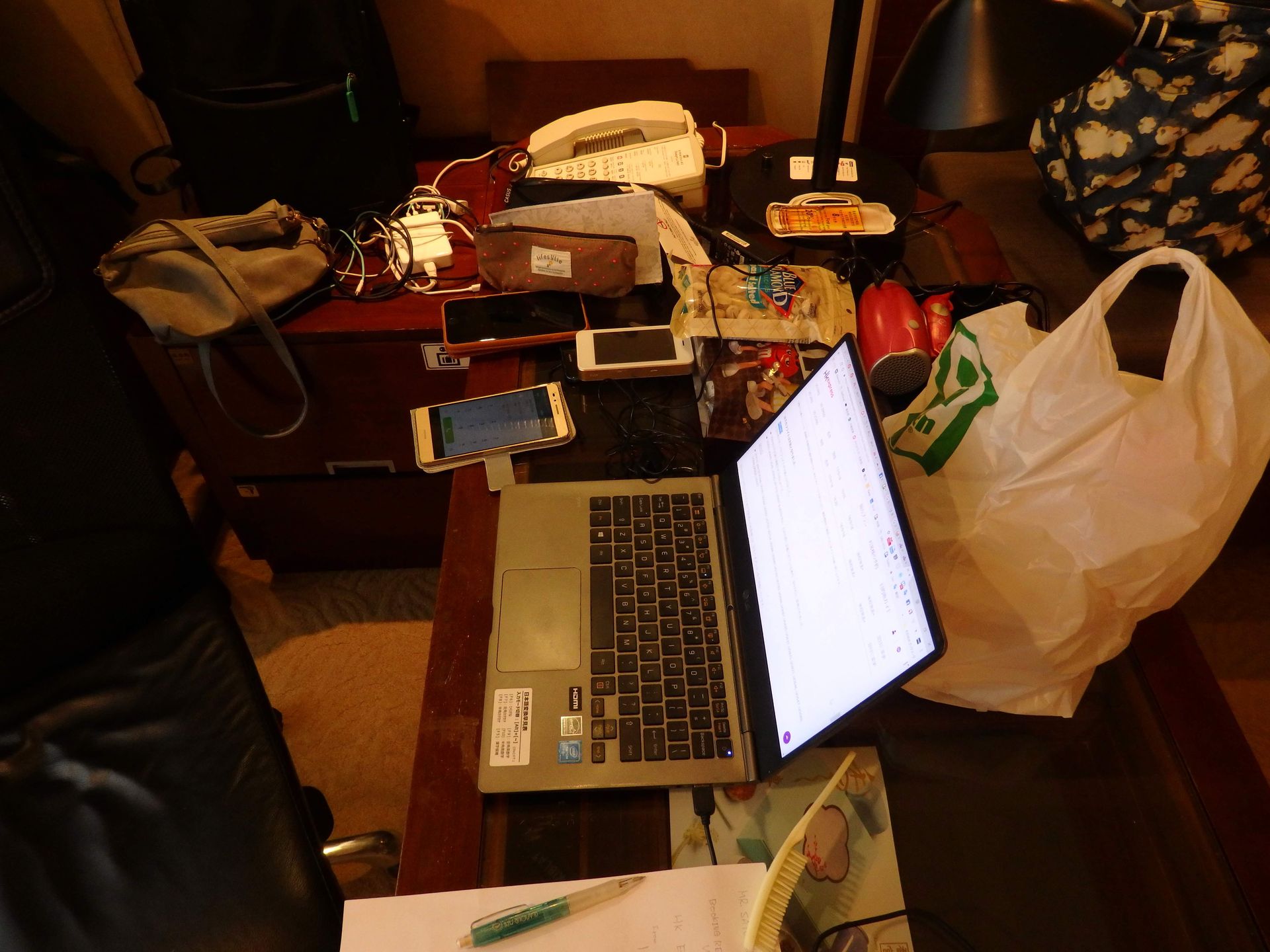 高級ホテルの一室にこもります。とにかく、メールとSMARTalkで必要最低限の連絡だけは取れました。