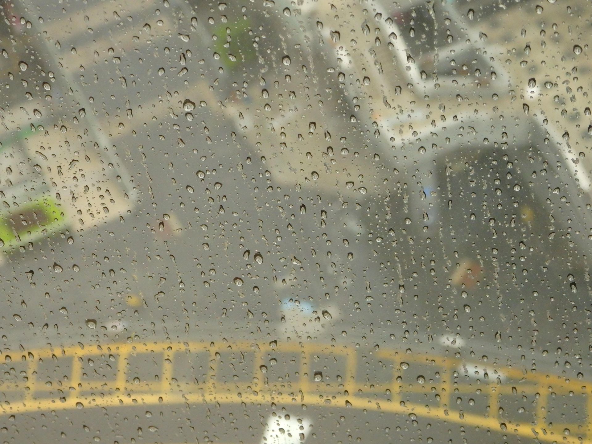 分かるかどうかわかりませんが……ホテルから見た、大雨の深圳です。