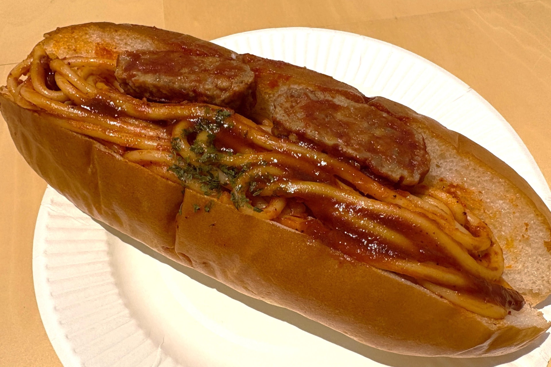 「具！パン　ハンバーグ＆ナポリタン」中までしっかり具が詰まっている。端までしっかりと味わえる