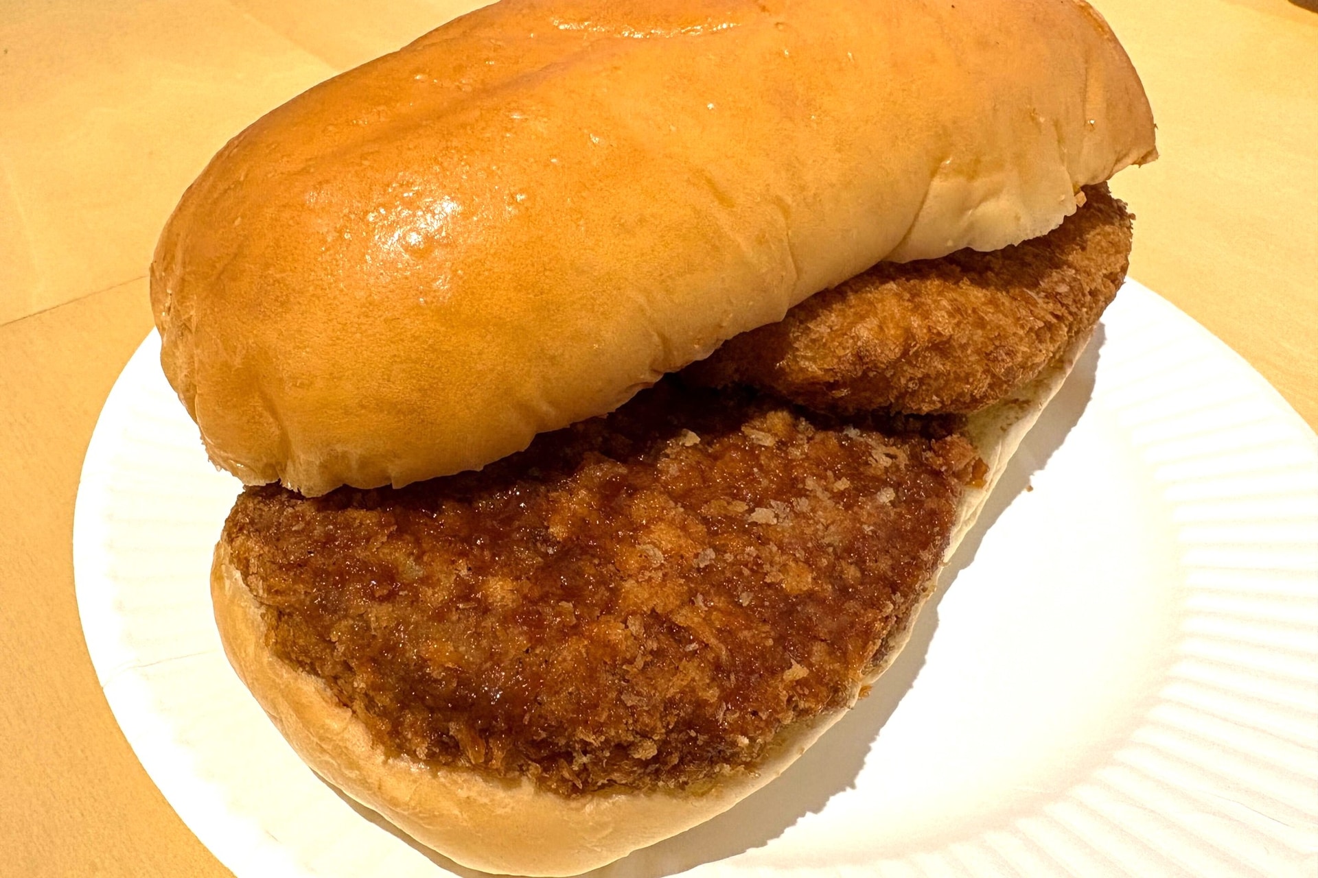 「具！パン　メンチカツ＆コロッケ」は、一般的に提供されているようなサイズのメンチカツとコロッケがそのまま挟まれている。揚げ物が2つなので、充足感もしっかり得られる