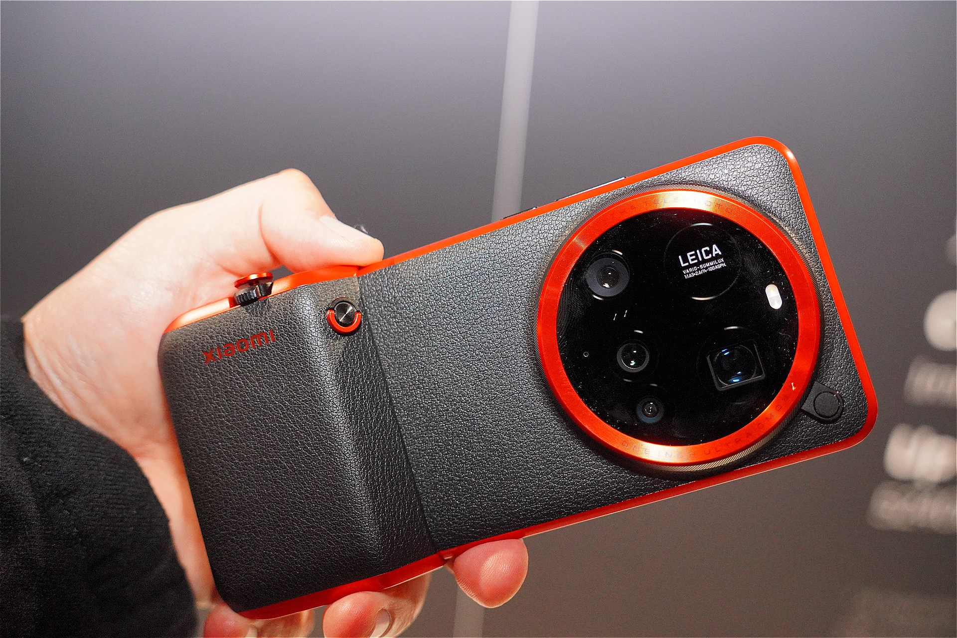 Xiaomi 15 Ultraに装着。その姿は、まるでデジカメだ