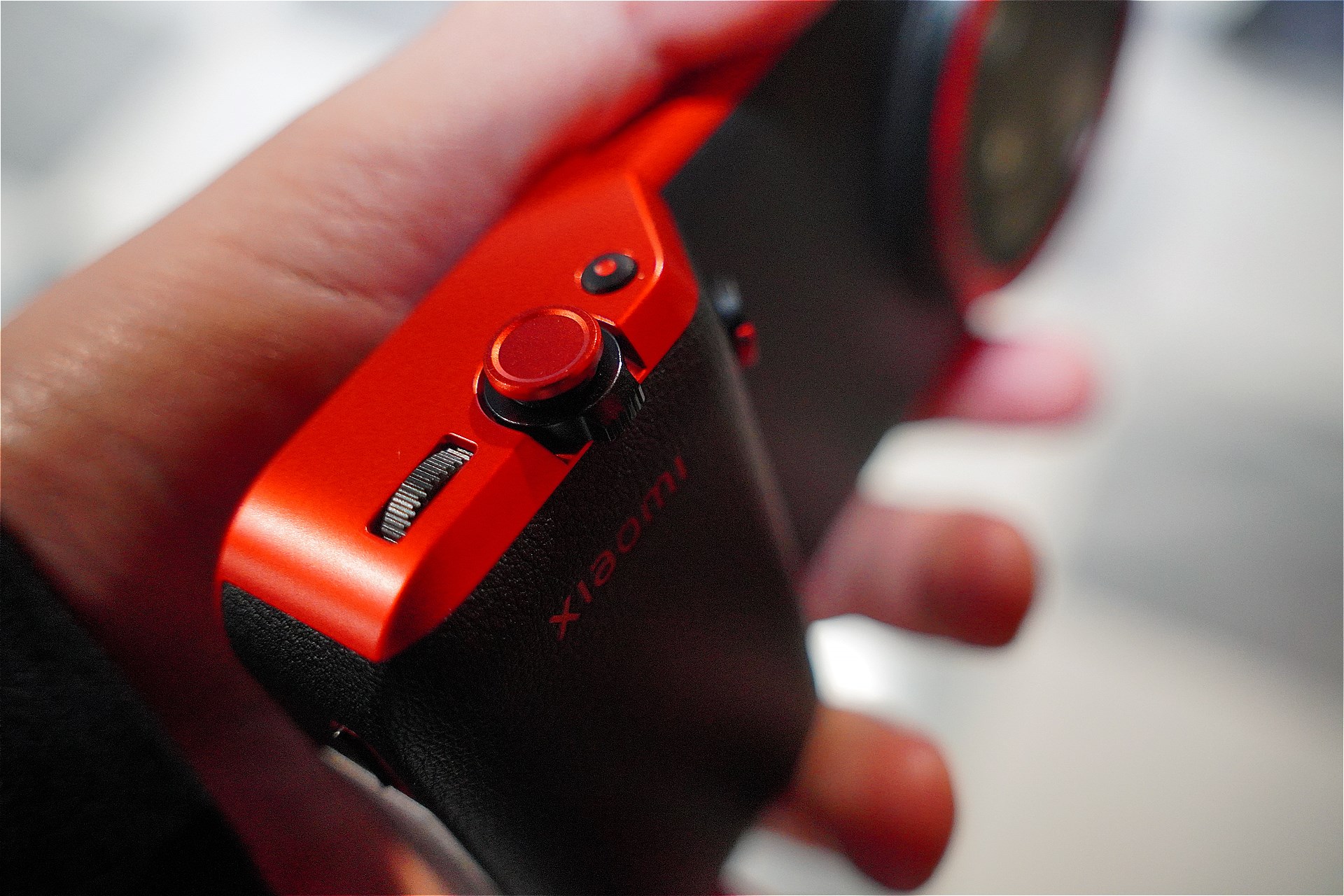 シャッターボタンに加え、ズームレバーや露出調整などに使えるリングを備える